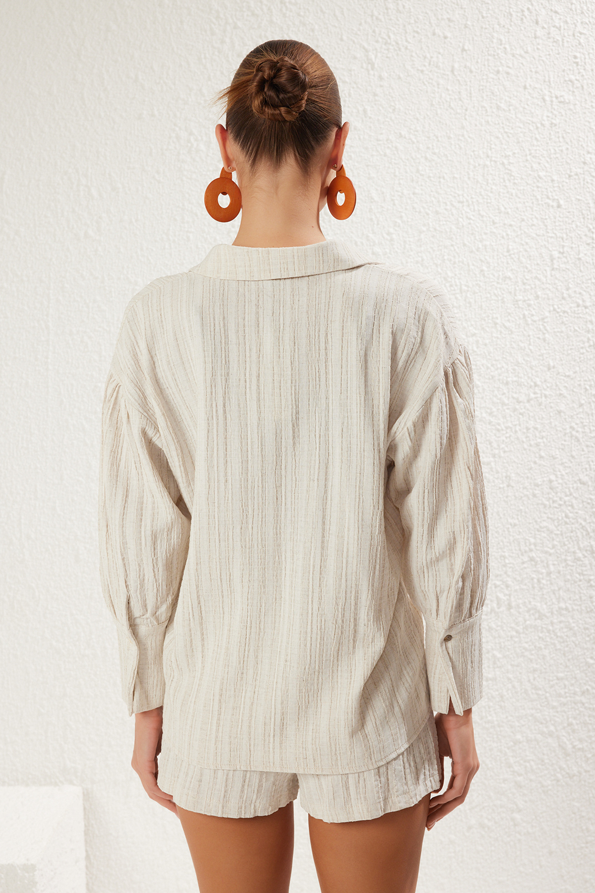 Trendyolmilla  Ekru Dokuma Büzgülü Plaj Mini Yüksek Bel Gömlek-Şort Takım TBESS25AU00025 - Görsel 5