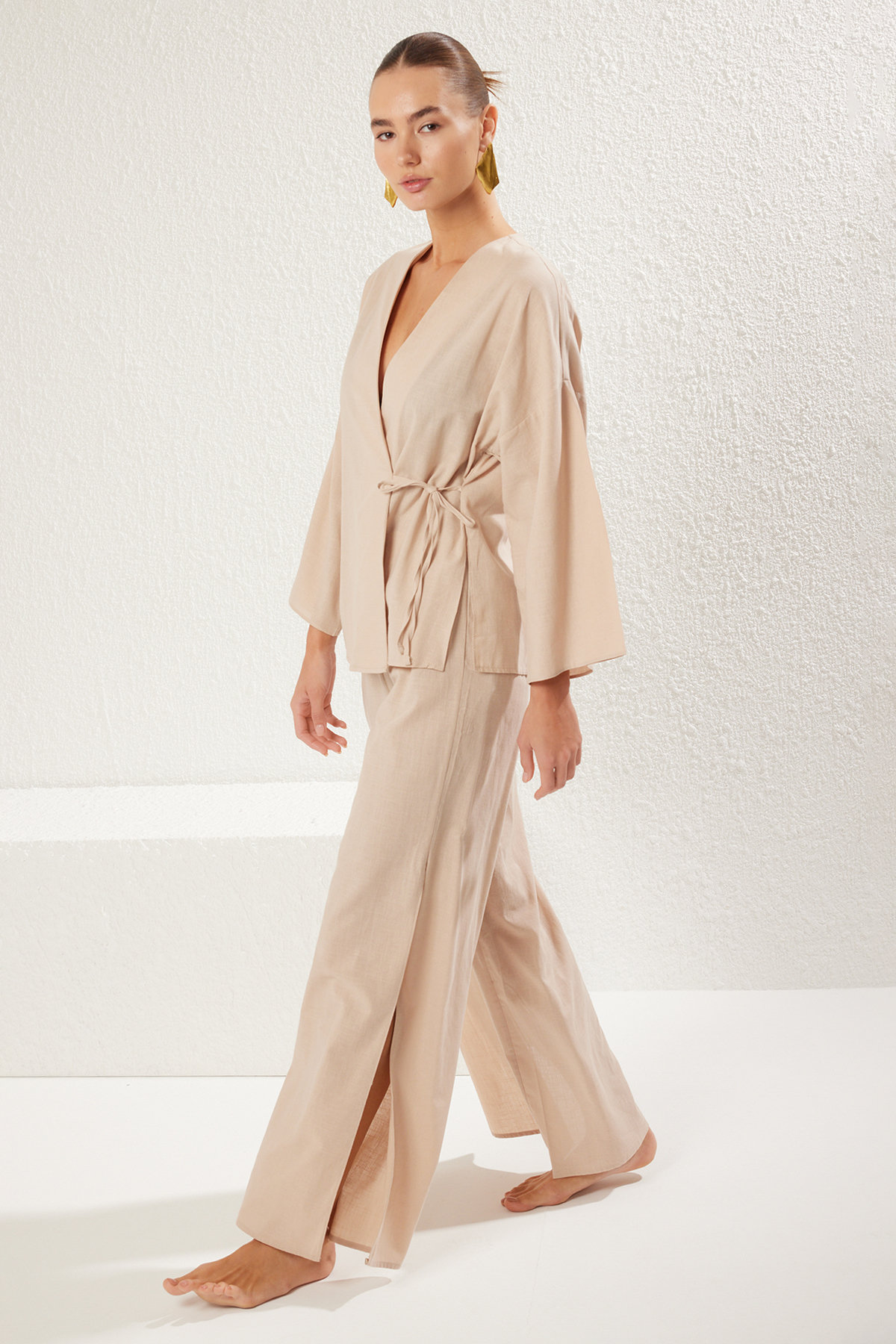 Trendyolmilla  Bej Dokuma Bağlama Detaylı Maxi Plaj Yüksek Bel Gömlek-Pantolon Takım TBESS25AU00007