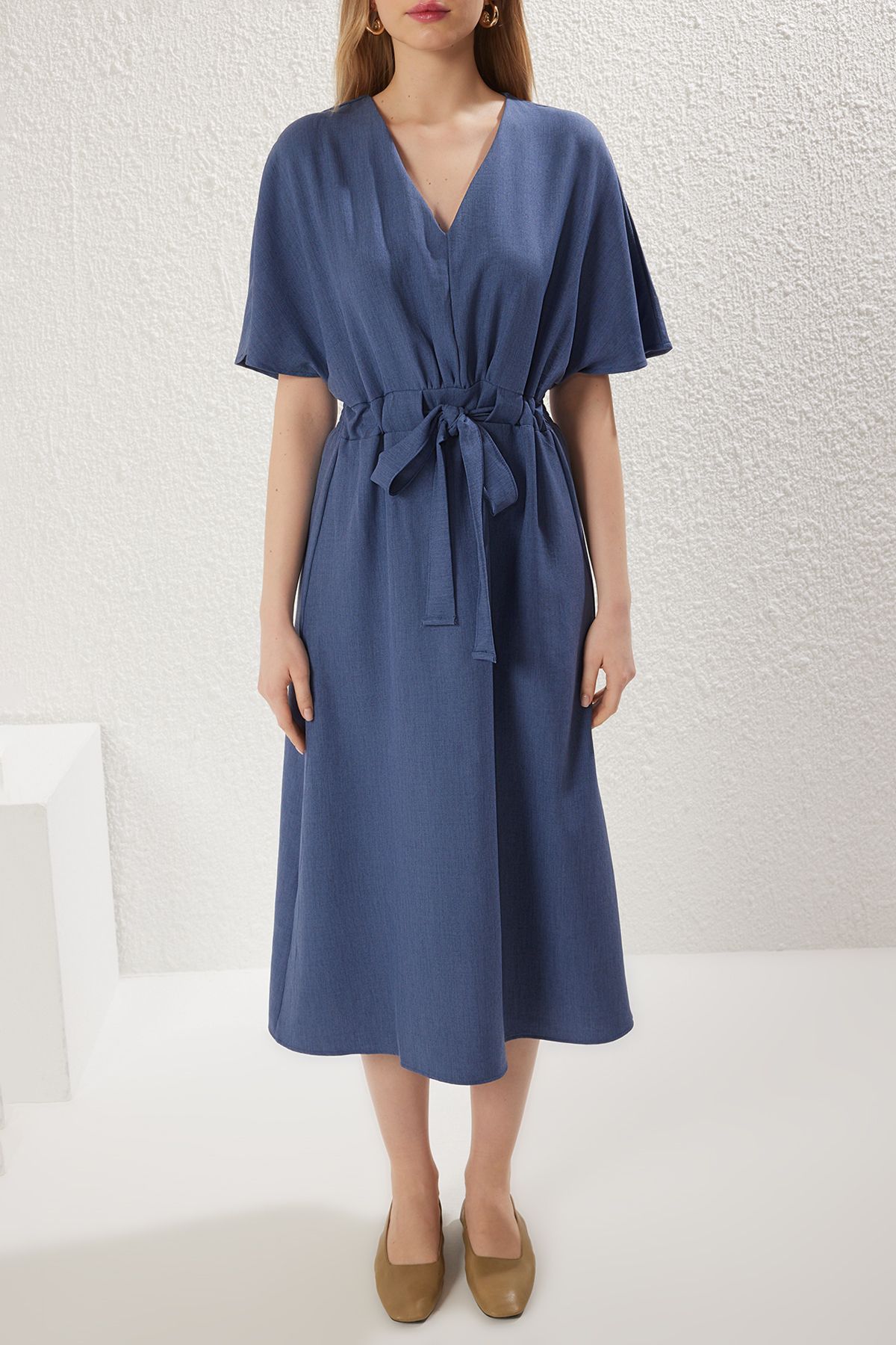 Trendyol Collection-Tmavě modré elastické midi tkané šaty s páskem do A TWOSS23EL01543 3
