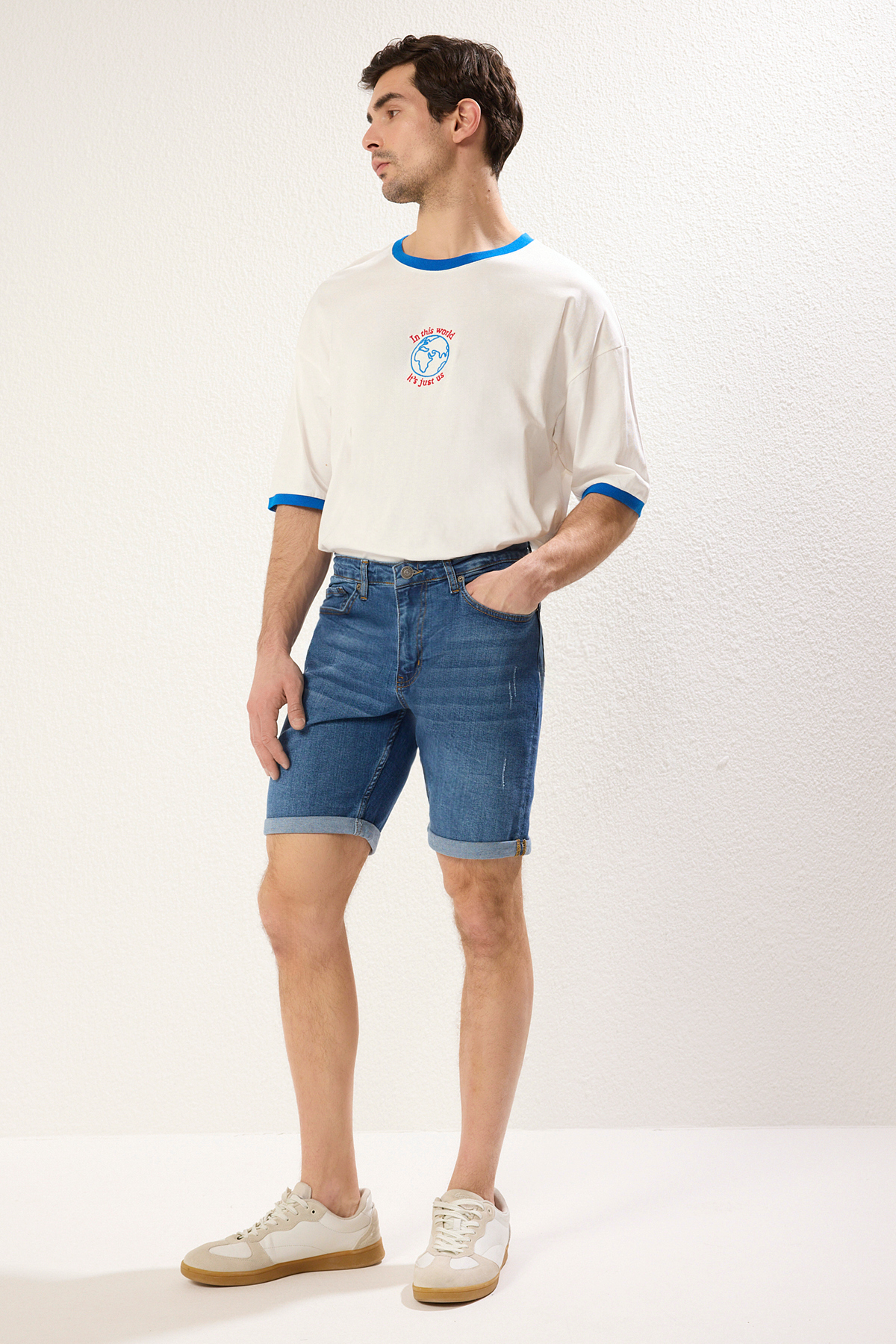 Trendyolmilla  Indigo Slim Fit Tırmık Destroylu Denim Kot Şort TMNSS21SR0727 - Görsel 4