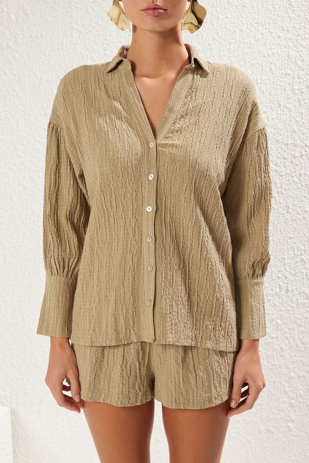 Trendyolmilla  Haki Dokuma Büzgülü Plaj Mini Yüksek Bel Gömlek-Şort Takım TBESS25AU00025 - Görsel 3