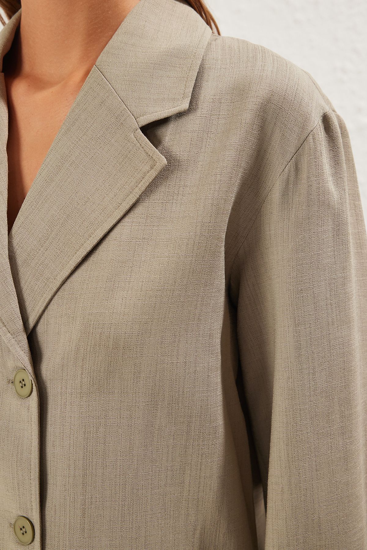Trendyol Collection-Khakifarbene, zweireihige, übergroße Blazerjacke aus Leinen – TWOSS25BC00034 4