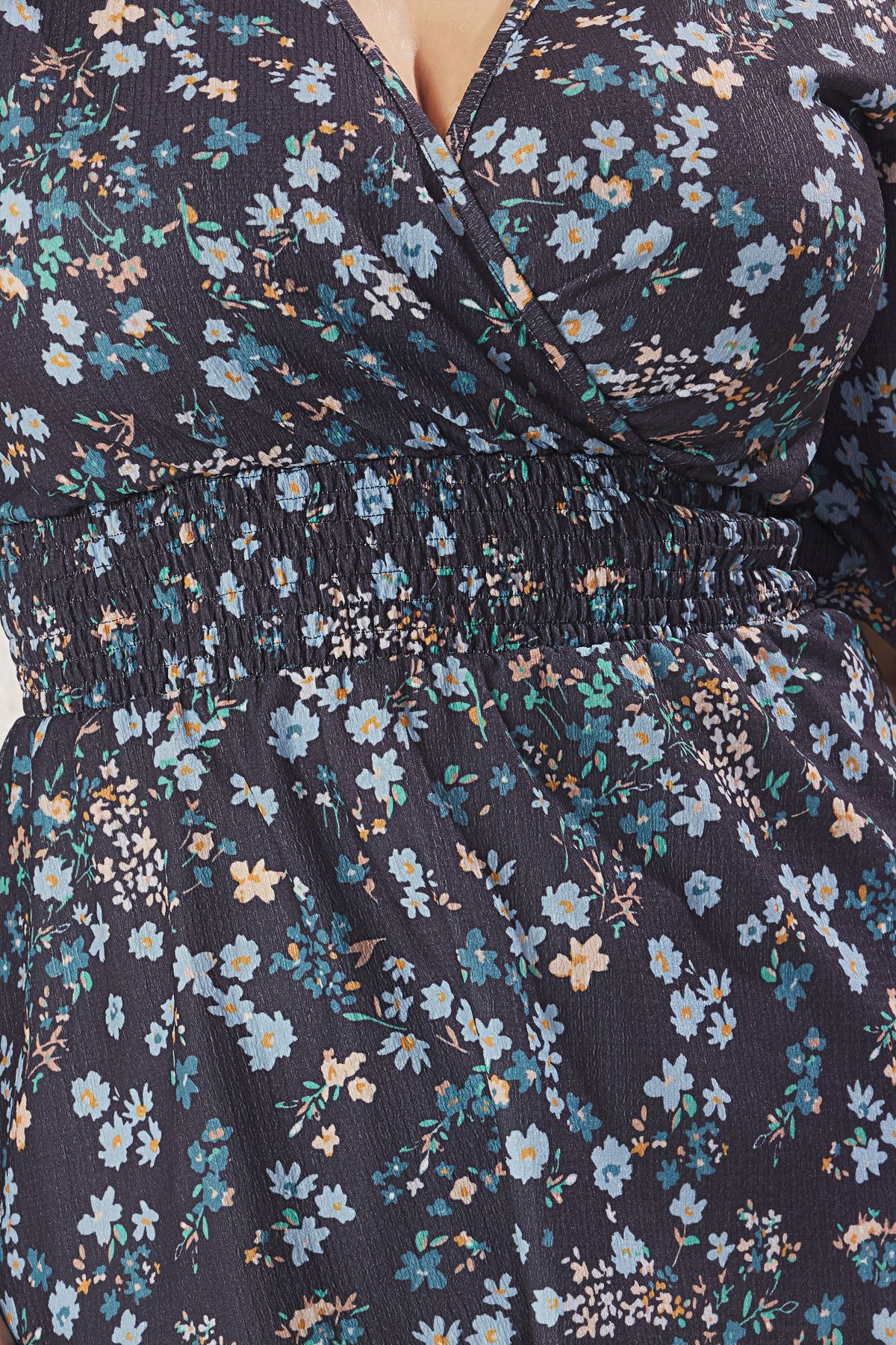 Trendyol Curve-Blauer Blumendruck, zweireihiger Ausschnitt, Gips-Detail, gestrickte Bluse in Übergröße TBBSS25AF00083 4