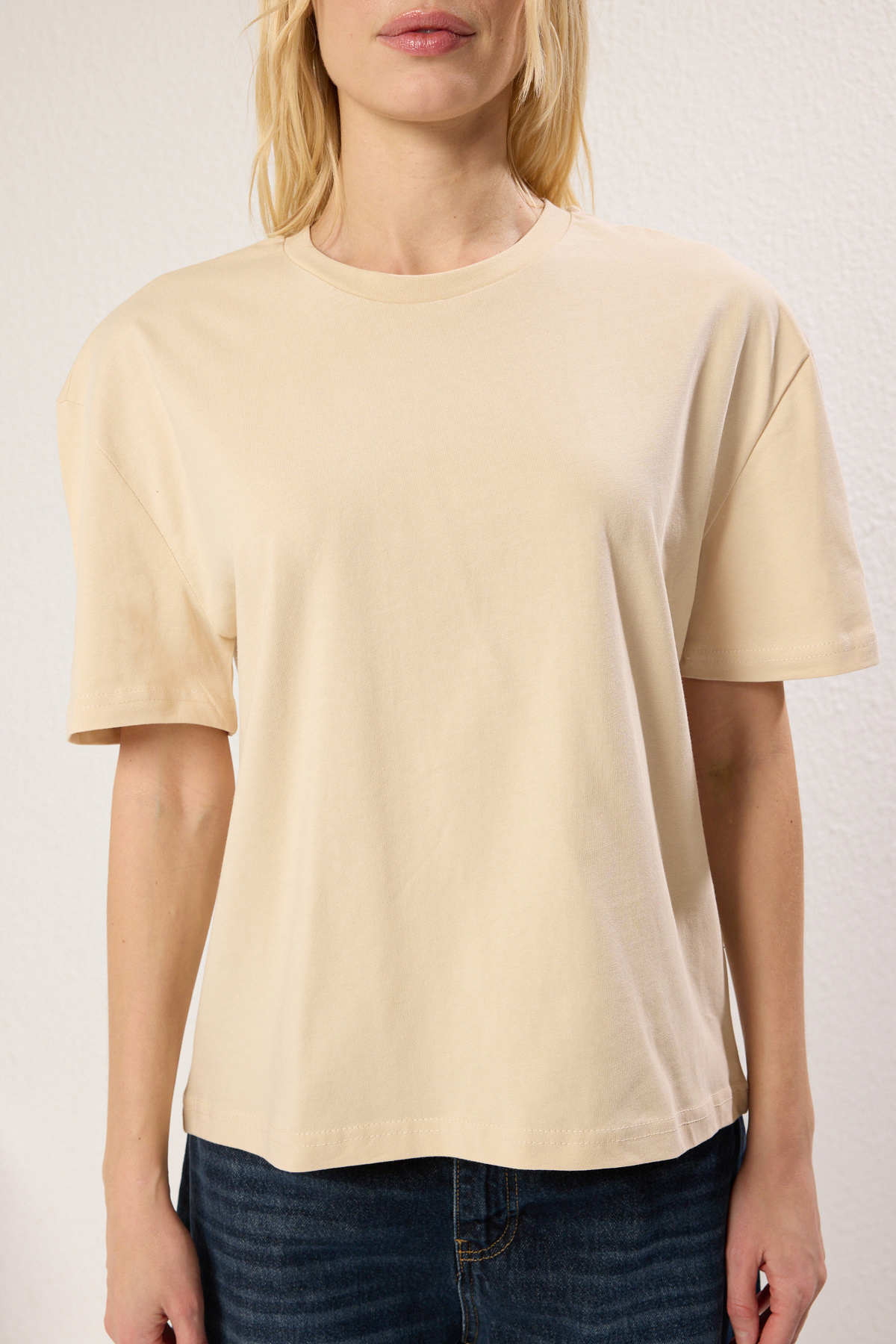 Trendyolmilla  Taş %100 Kalın Pamuklu Sırt Baskılı Relaxed Rahat Kesim Örme T-Shirt TWOSS23TS00374 - Görsel 4