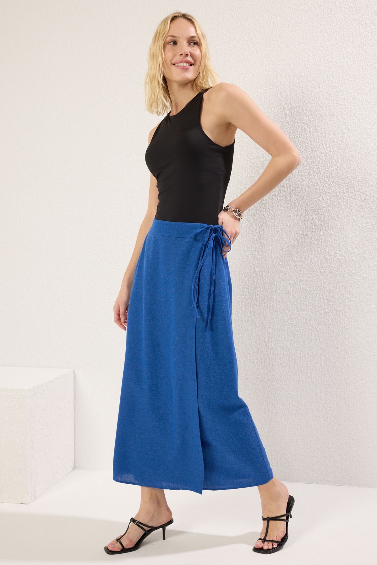 Trendyol Collection-Marineblauer, zweireihiger, gewebter Maxirock mit Bindedetail TWOSS25ET00126 5