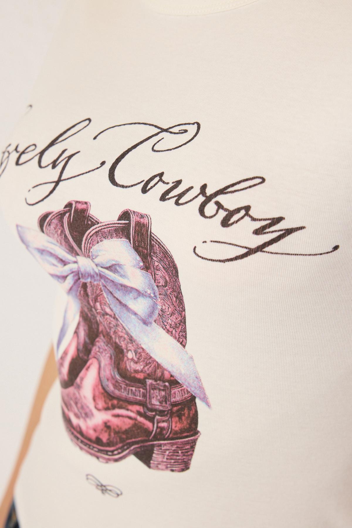 Trendyolmilla  Ekru Kovboy Baskılı Fitted/Vücuda Oturan Örme T-Shirt TWOSS25TS00008 - Görsel 4