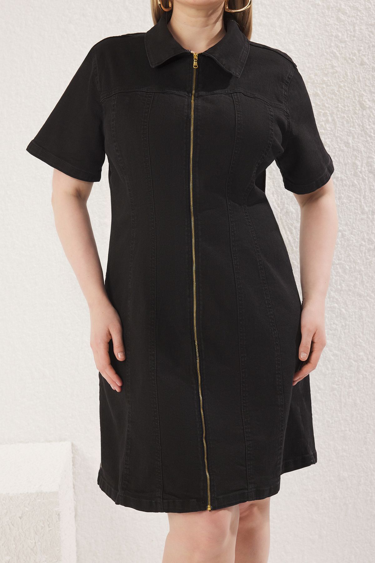 Trendyol Curve-Μαύρο Comfort Τζιν Φόρεμα Plus Size TBBSS24AH00206 3