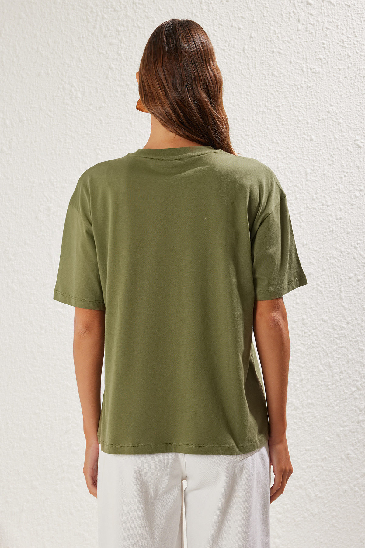 Trendyolmilla  Haki Aksesuar Detaylı Oversize/Geniş Kalıp Örme T-Shirt TWOSS25TS00045 - Görsel 5