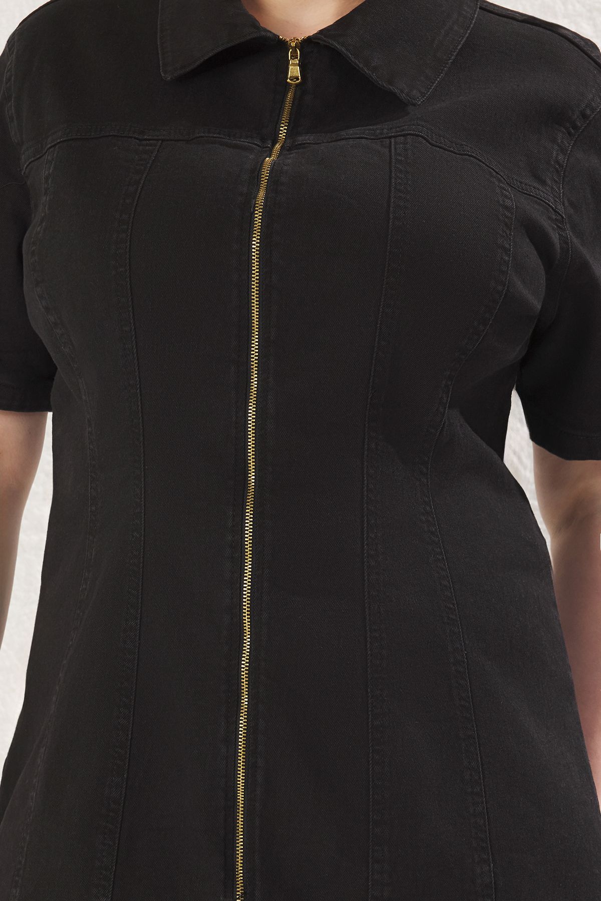 Trendyol Curve-Μαύρο Comfort Τζιν Φόρεμα Plus Size TBBSS24AH00206 4