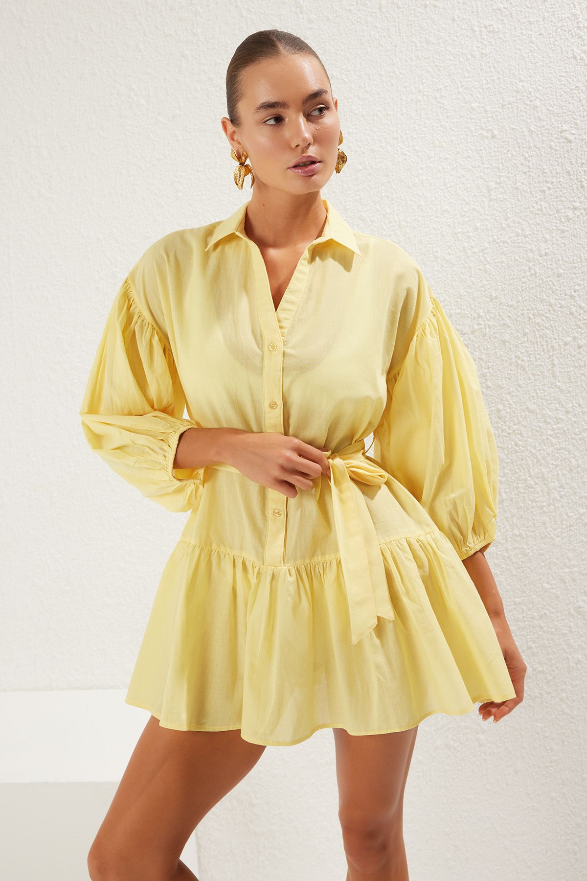 Trendyol Collection-Gelbes, gewebtes Mini-Strandkleid aus 100 % Baumwolle mit Ballonärmeln TBESS25EL00034 1