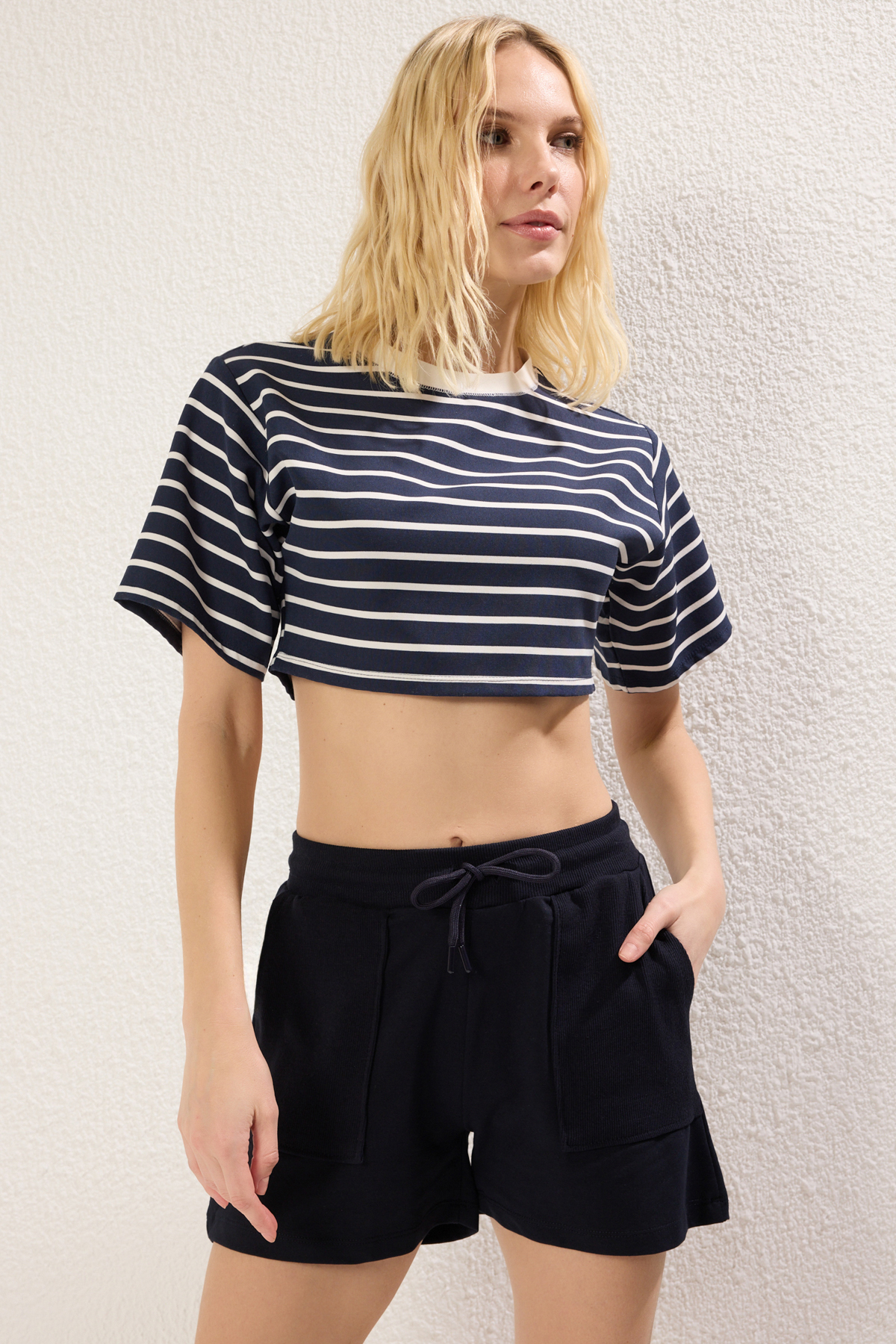 Trendyolmilla  Lacivert Relaxed/Rahat Kalıp Cep Detaylı Esnek Örme Şort & Bermuda TWOSS25SR00013 - Görsel 2