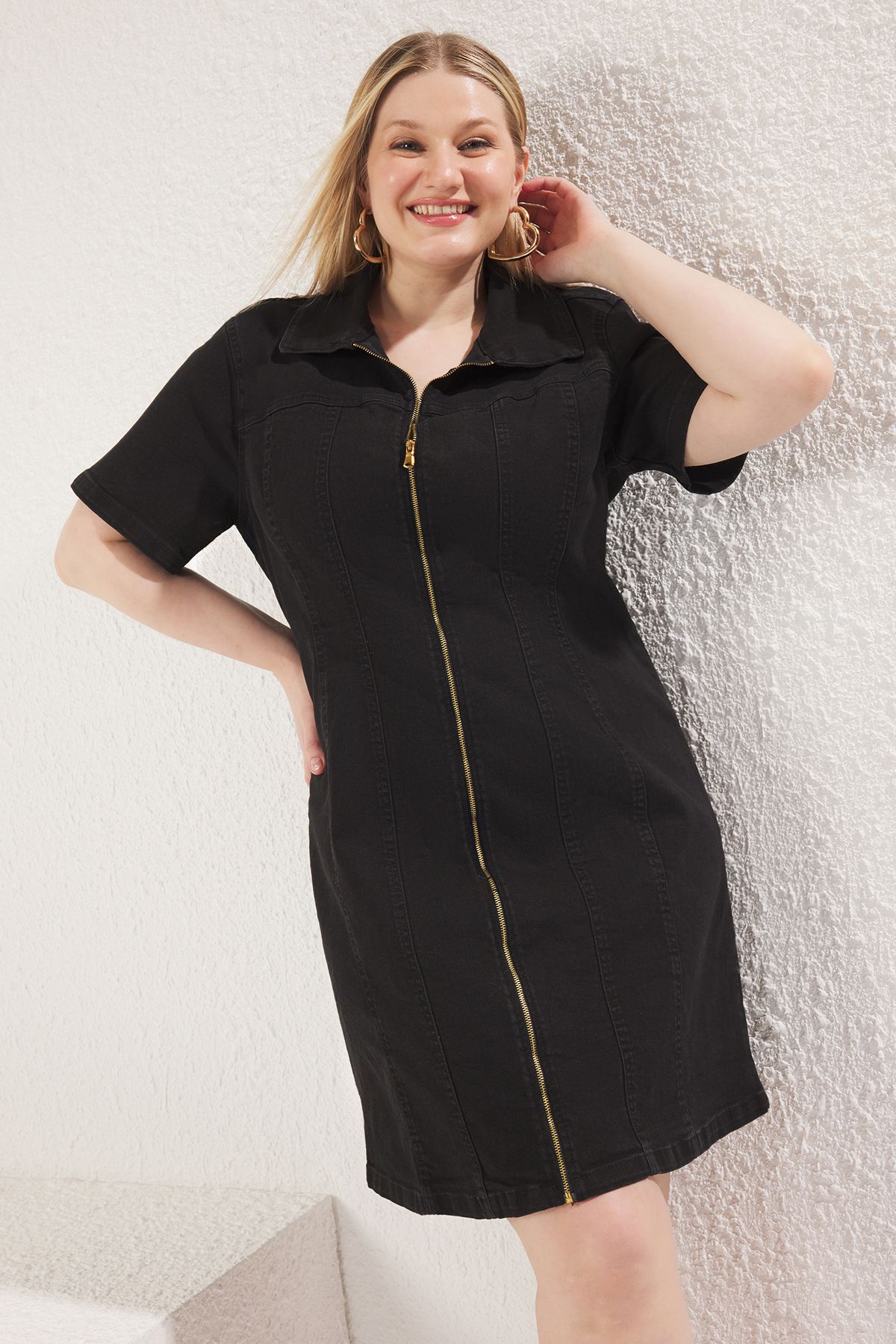 Trendyol Curve-Μαύρο Comfort Τζιν Φόρεμα Plus Size TBBSS24AH00206 2