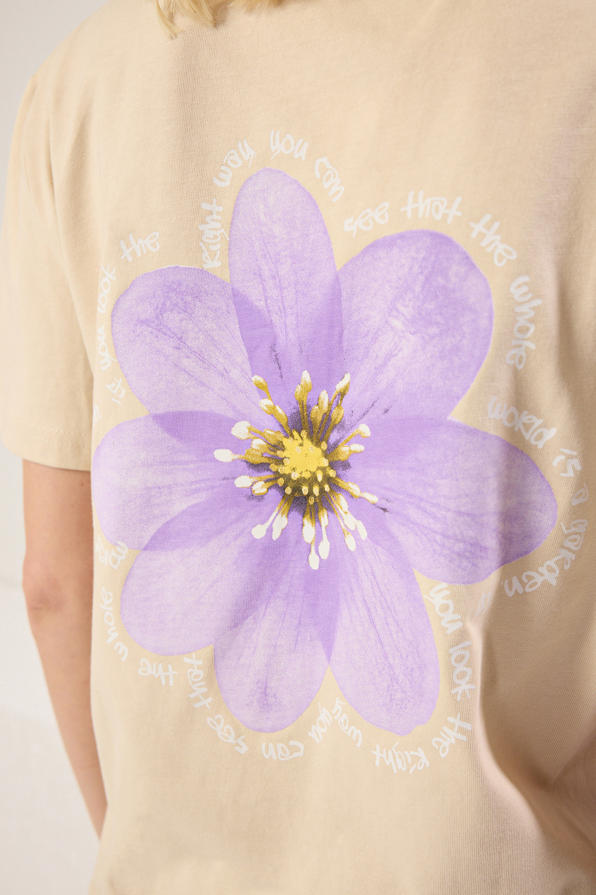 Trendyolmilla  Taş %100 Kalın Pamuklu Sırt Baskılı Relaxed Rahat Kesim Örme T-Shirt TWOSS23TS00374 - Görsel 5