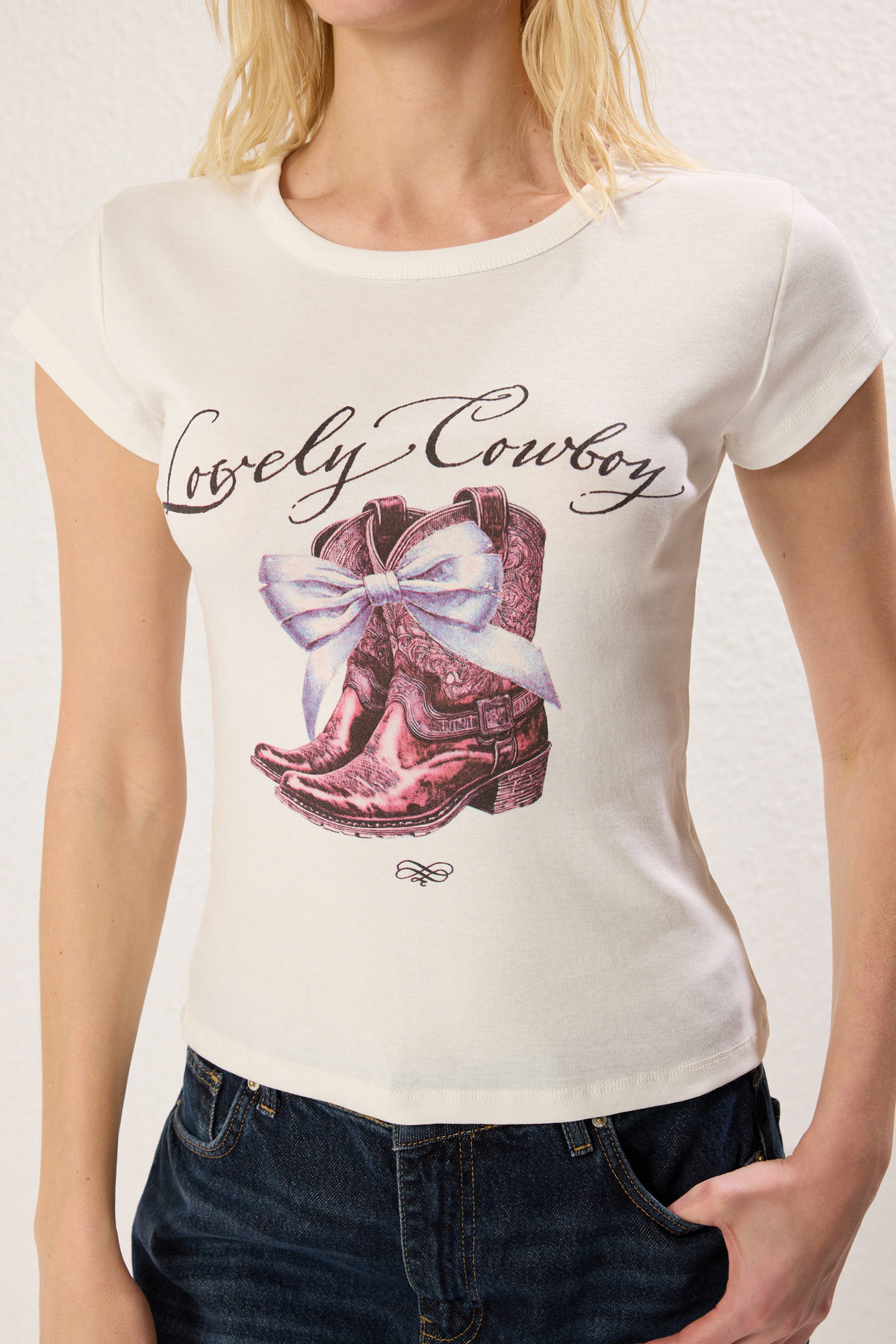 Trendyolmilla  Ekru Kovboy Baskılı Fitted/Vücuda Oturan Örme T-Shirt TWOSS25TS00008 - Görsel 3