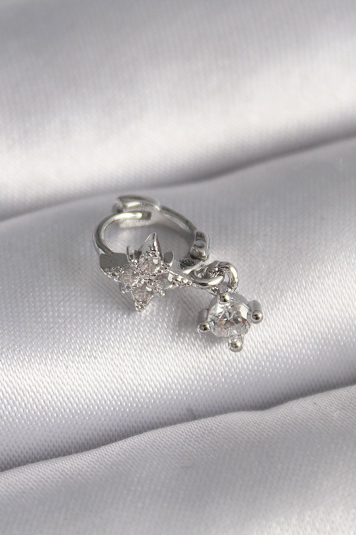 feifei 316L Çelik Gümüş Renk Zirkon Taşlı Çiçek Model Sallantı Detay Tragus Piercing - Lisinya