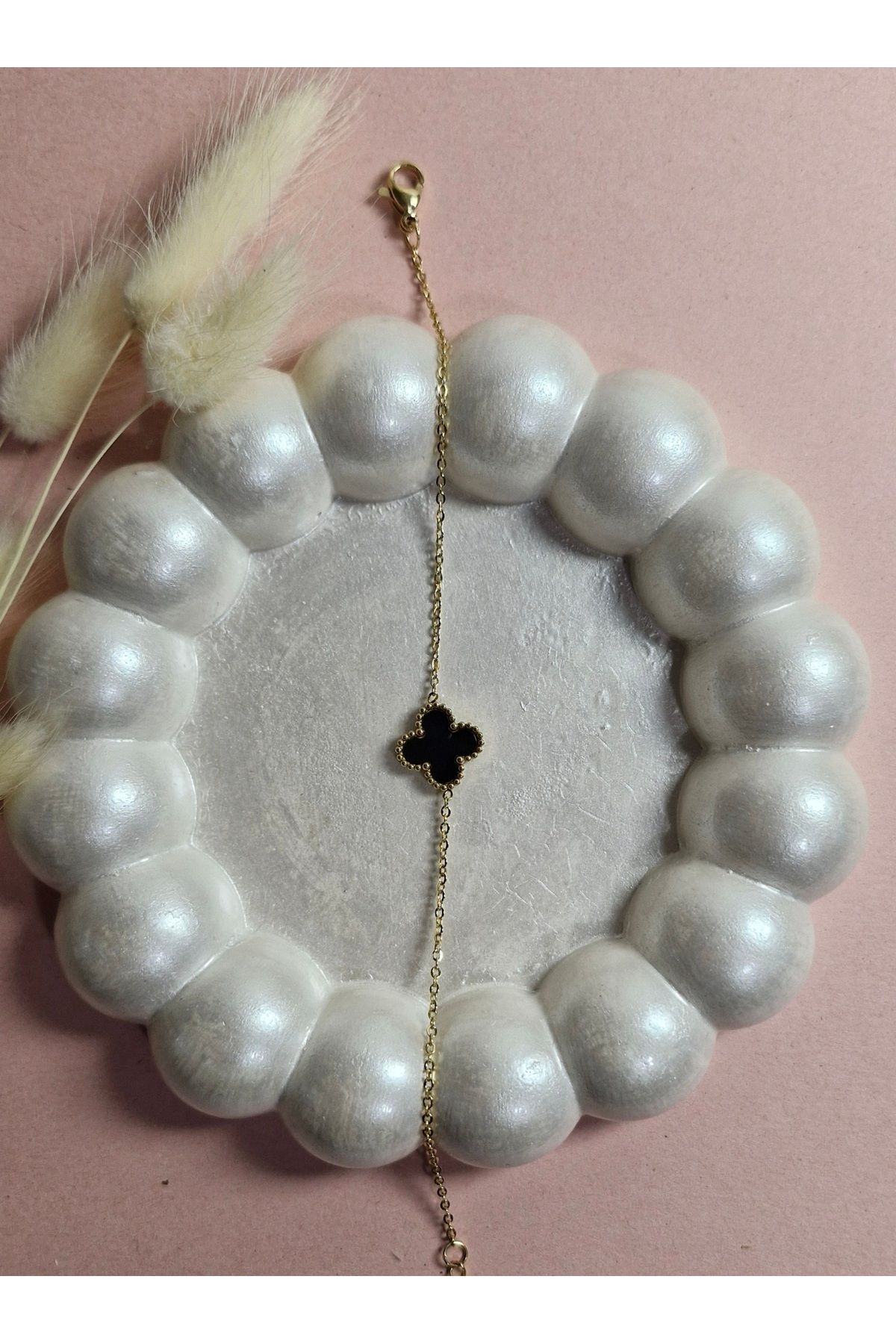 Ivory Pearl siyah çiçek tasarımlı altın rengi çelik bileklik