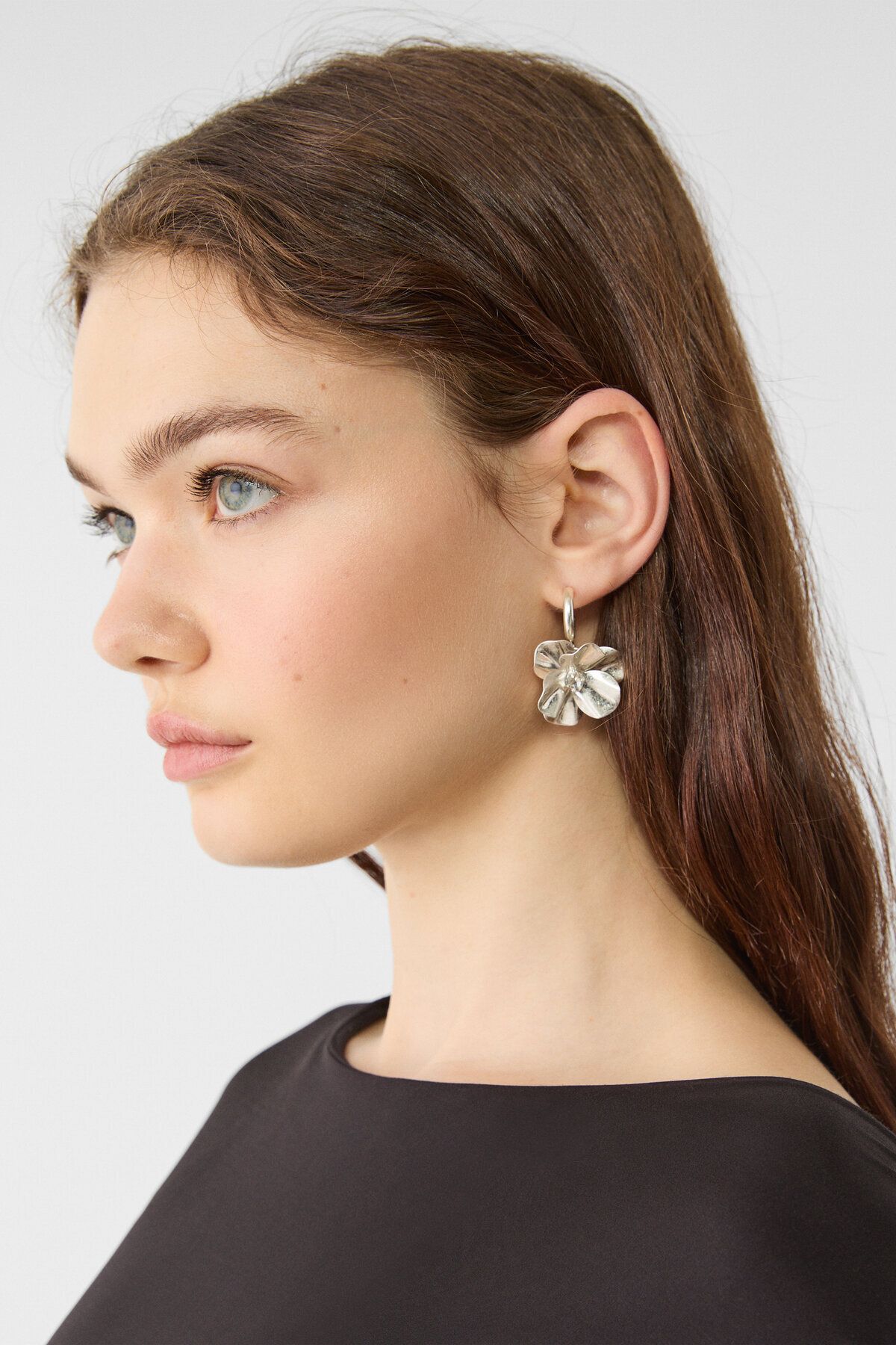 گوشواره گل دار با طراحی زیبا و شیک، اکسسوری منحصر به فرد برای هر استایل Stradivarius