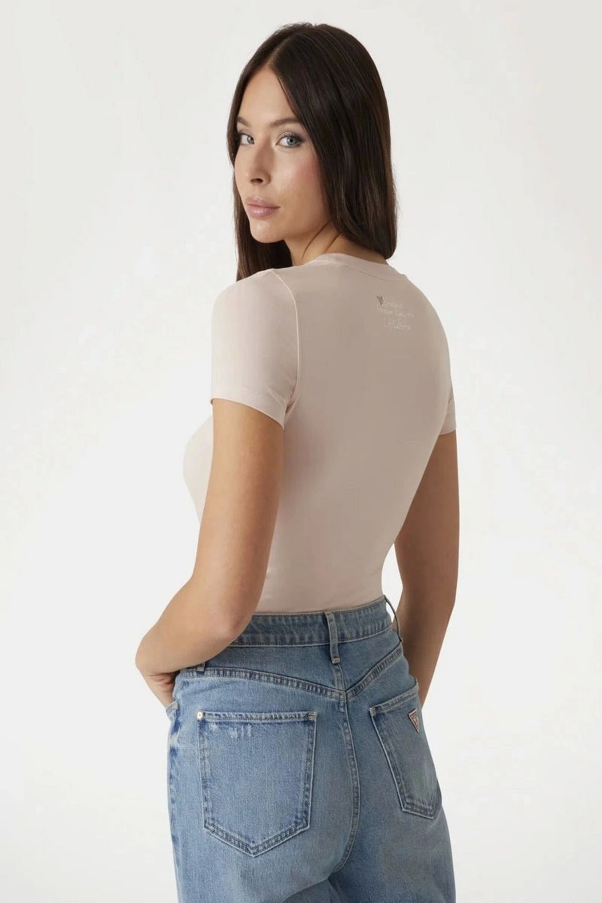 Guess-Γυναικείο μπλουζάκι με ροζ τσίτα με τρίγωνο λογότυπο 2