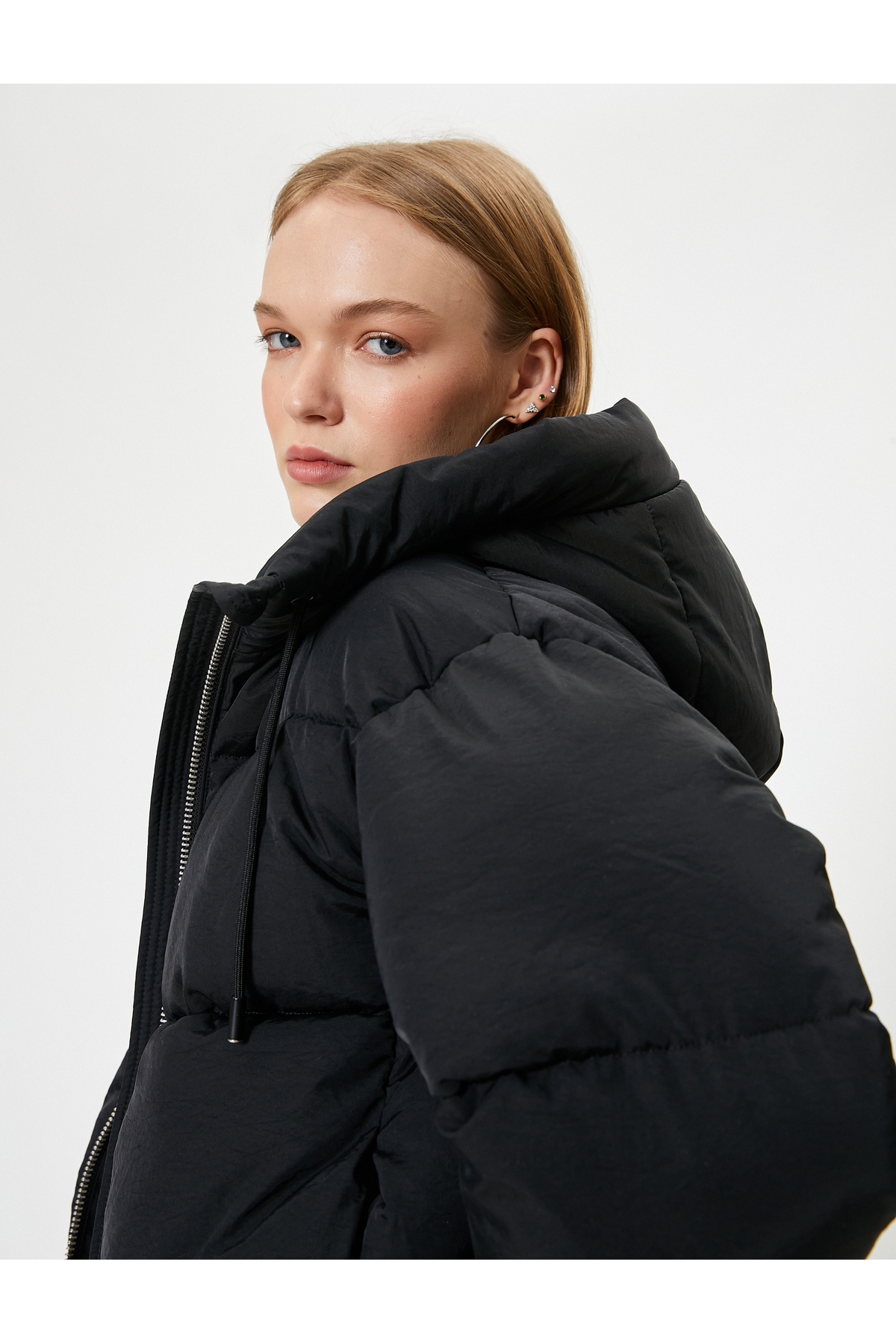 Koton  Kısa Şişme Mont Kapüşonlu Fermuarlı Cepli Rahat Kalıp