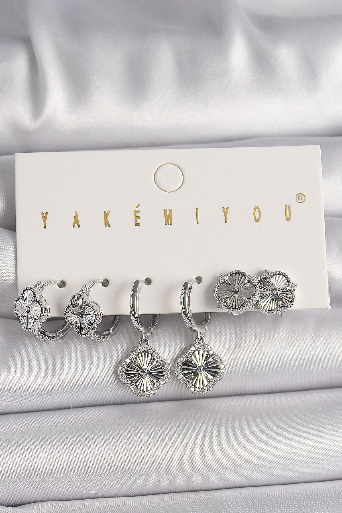New Things Pirinç Gümüş Renk Zirkon Taş Detaylı VIP Seri Yonca Model Kadın Küpe Kombini