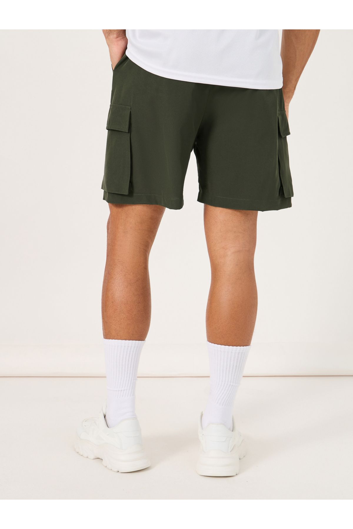 Styli-Regular Fit Woven 7inch Cargo Athleisure Shorts 4