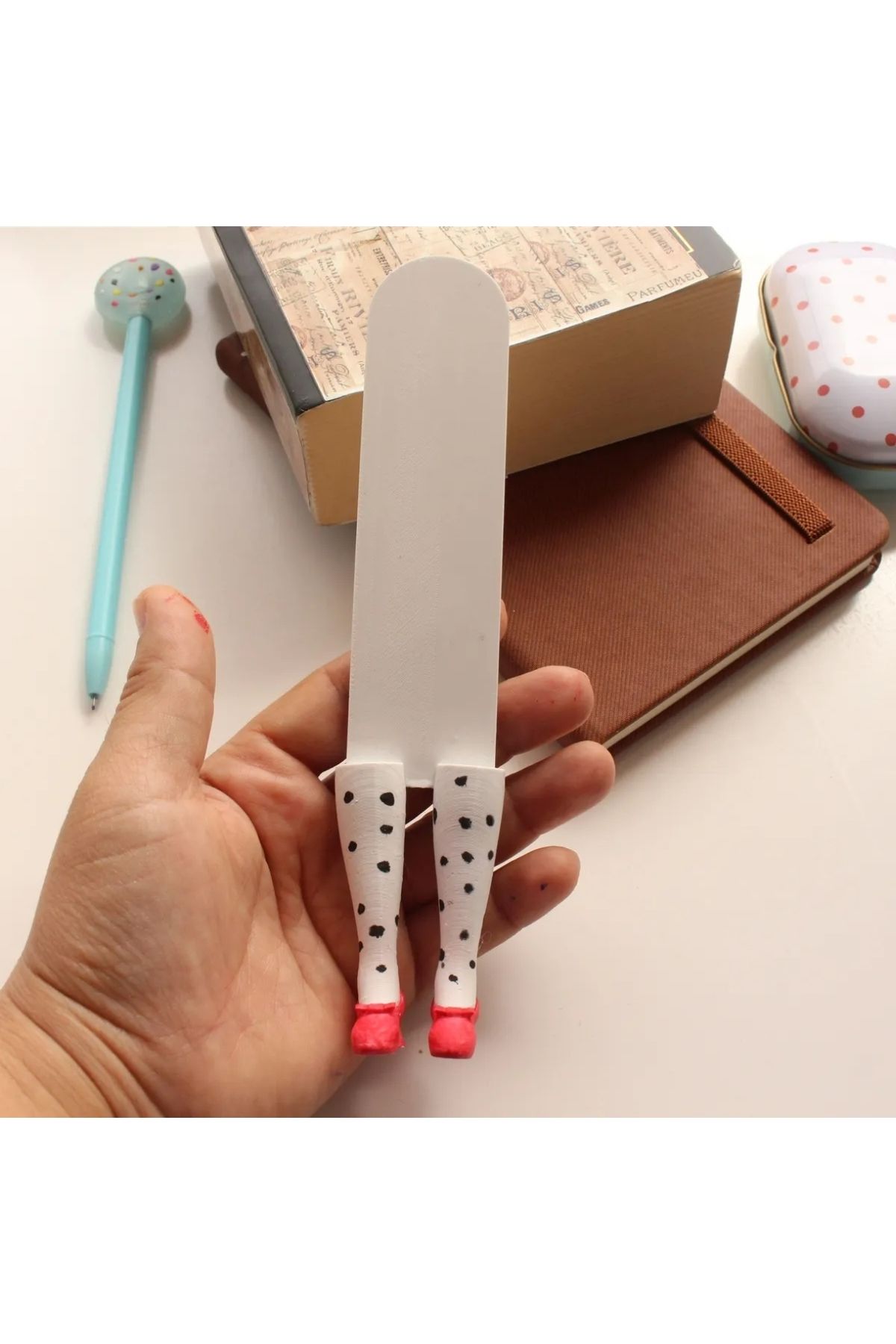 TRENDİN YOLU-White Trend Bookmark - Red Shoes 5