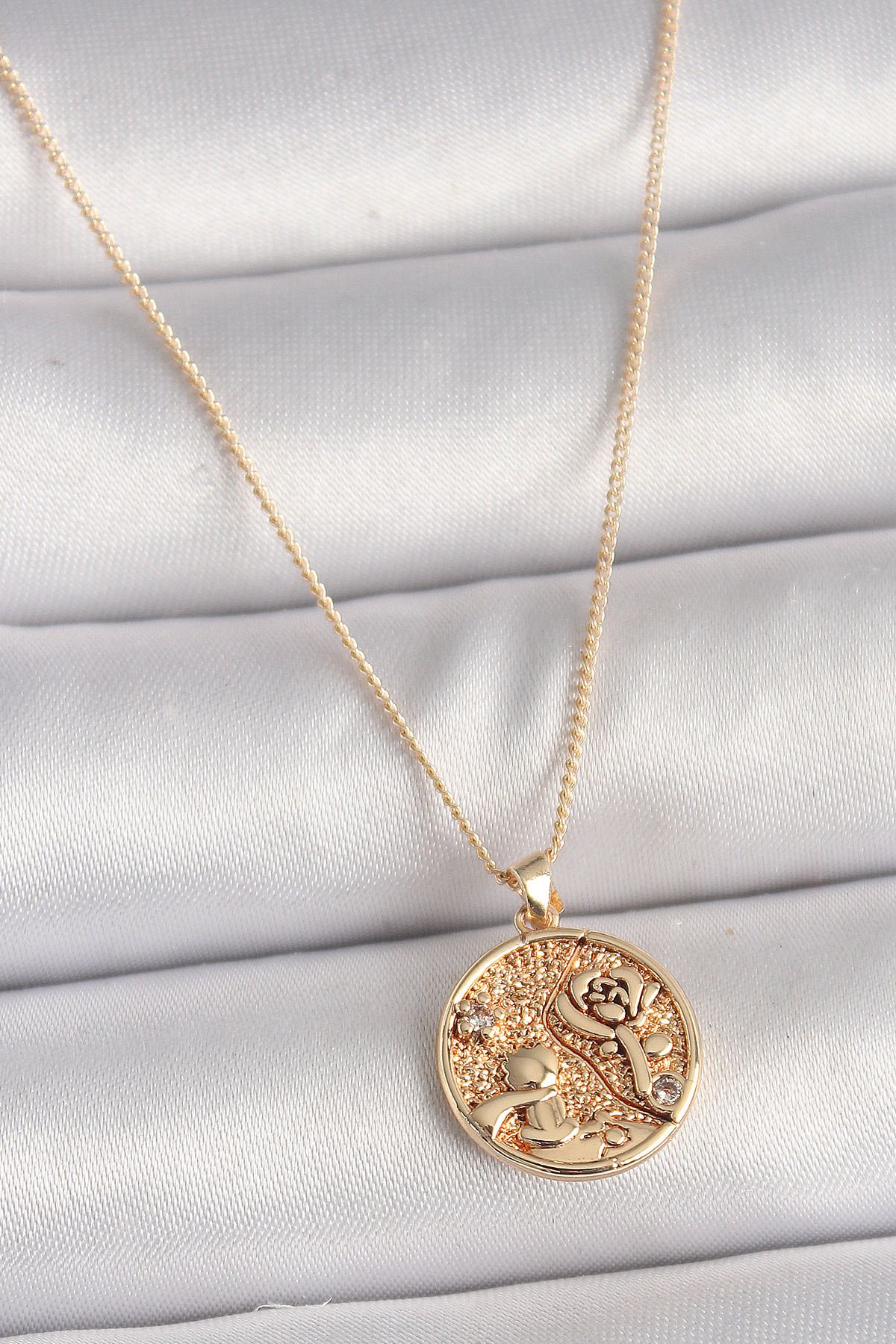 BirdoluSepet Pirinç Gold Renk Zirkon Taş Detaylı Gül İşleme Madalyon Model Kadın Kolye