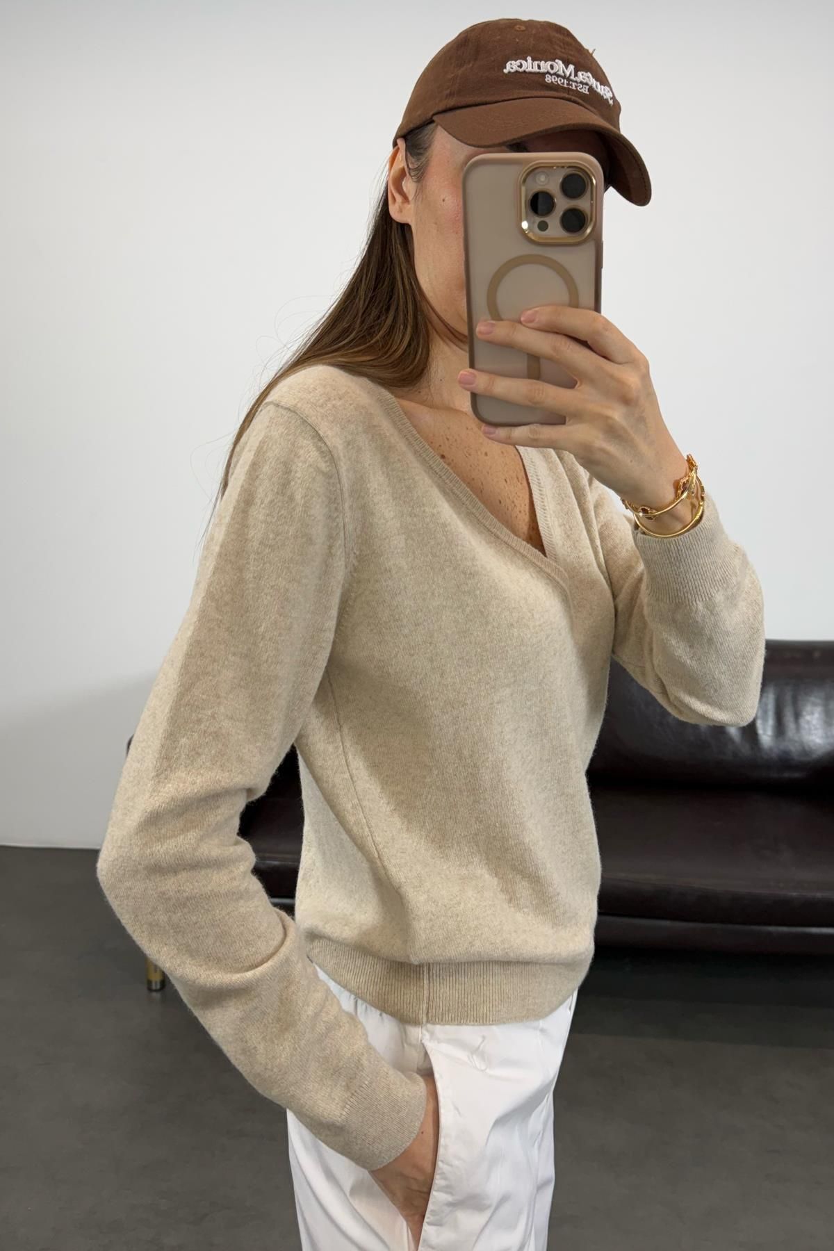 5in1Canpolat-Beige V-Neck Cashmere Sweater 3