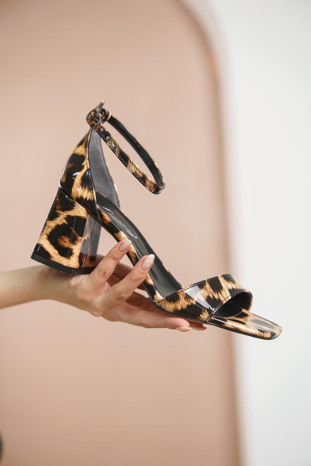 Çaçaroz Ayakkabı-Large Size Patent Leather Leopard Print Low Heel Daily Single Strap Shoes 3