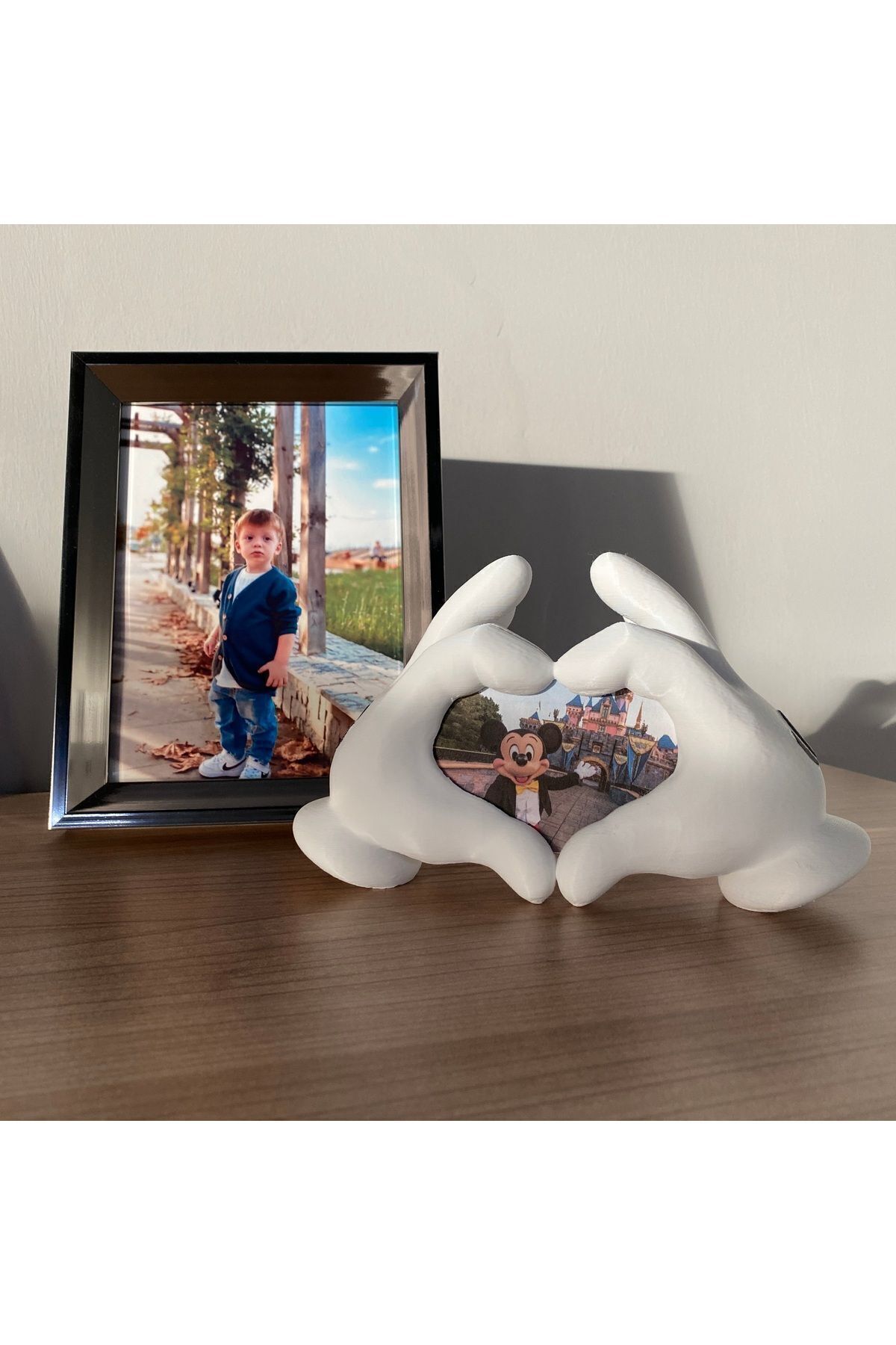 Root Made Mickey Mouse El Şeklinde Çerçeve. Çocuk Odası Dekoru, Çocuk Odası Çerçeve fotoğrafı 3 (önizleme)