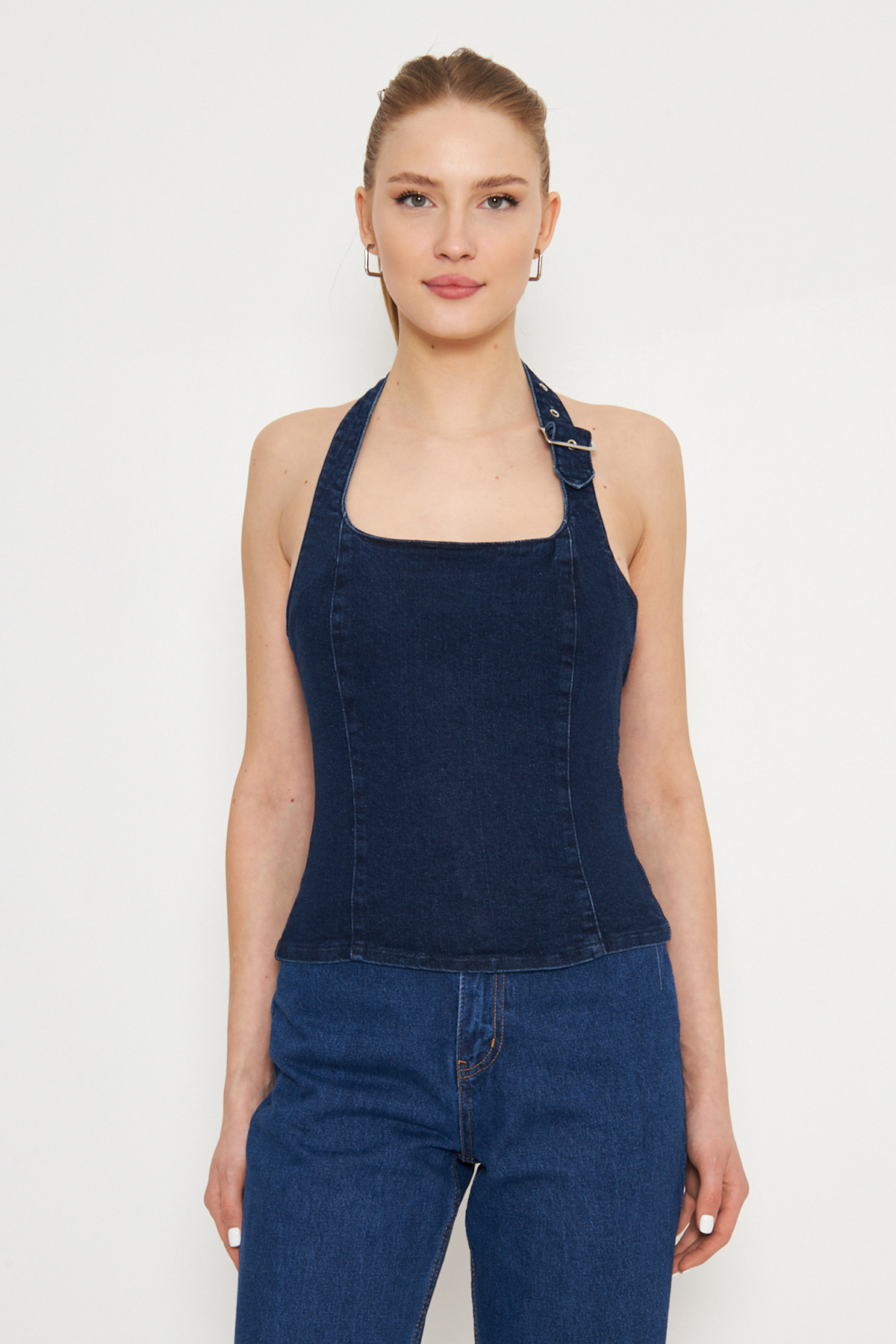 Trendyolmilla  Koyu Mavi Kemer Toka Detaylı Halter Yaka Denim Bluz TWOSS25BZ00065 - Görsel 2