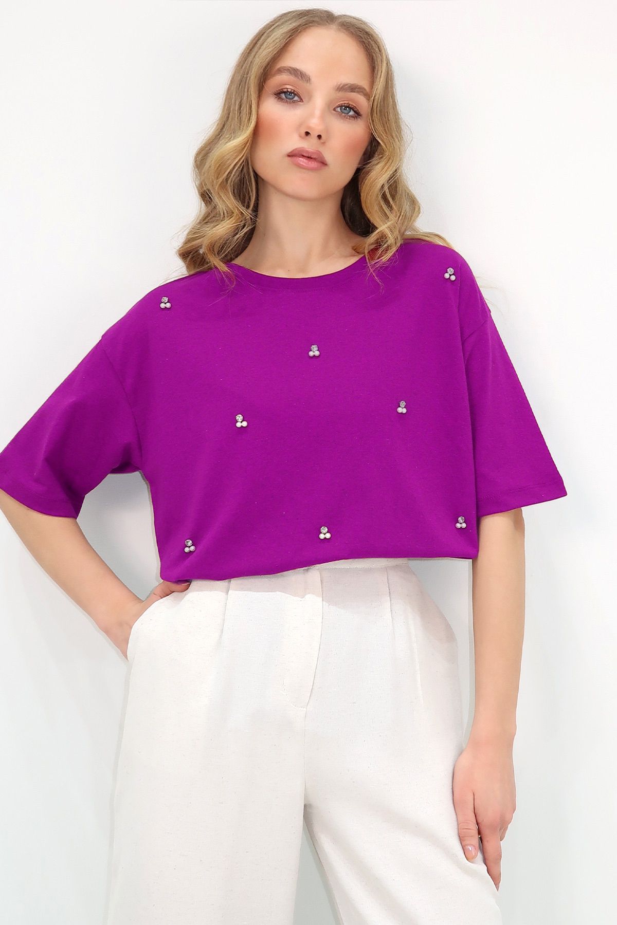 Trend Alaçatı Stili Lilafarbenes Damen-T-Shirt mit Rundhalsausschnitt und übergroßer Perlen- und Steinstickerei ALC-X11964