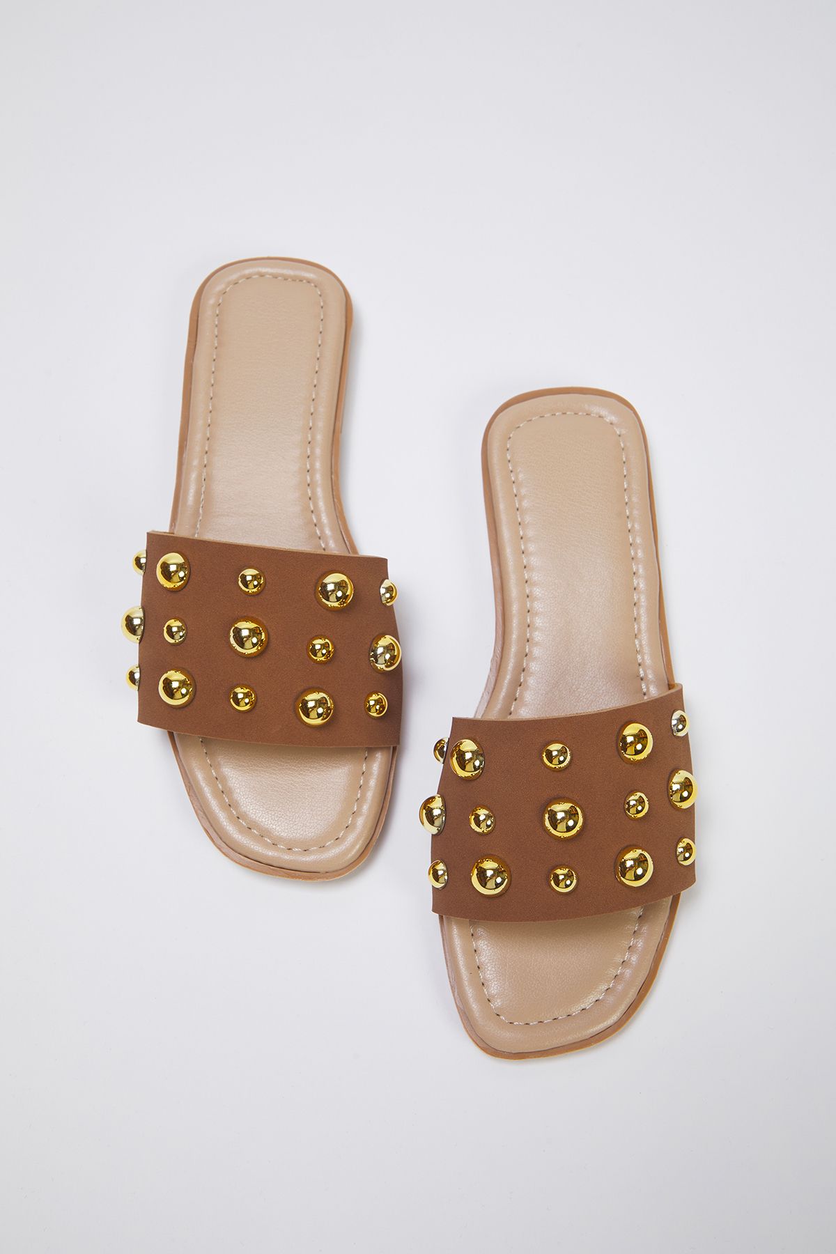 TRENDYOL SHOES Taba Gold Trok Detailní doplňky Stylové dámské pantofle na plochém podpatku TAKSS25TE00013
