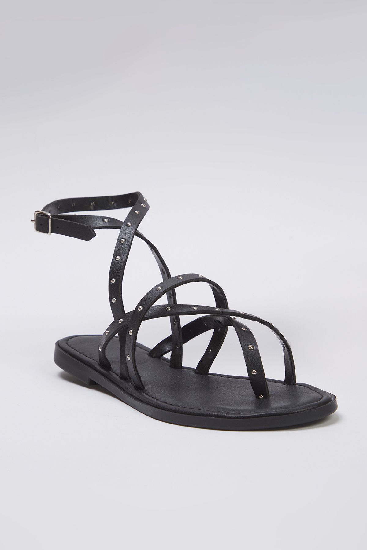 TRENDYOL SHOES Czarne Cienkie Paski Nitowane Paski Na Kostce Płaskie Japonki Damskie Sandały Takss25sd00020 Kobieta - 38
