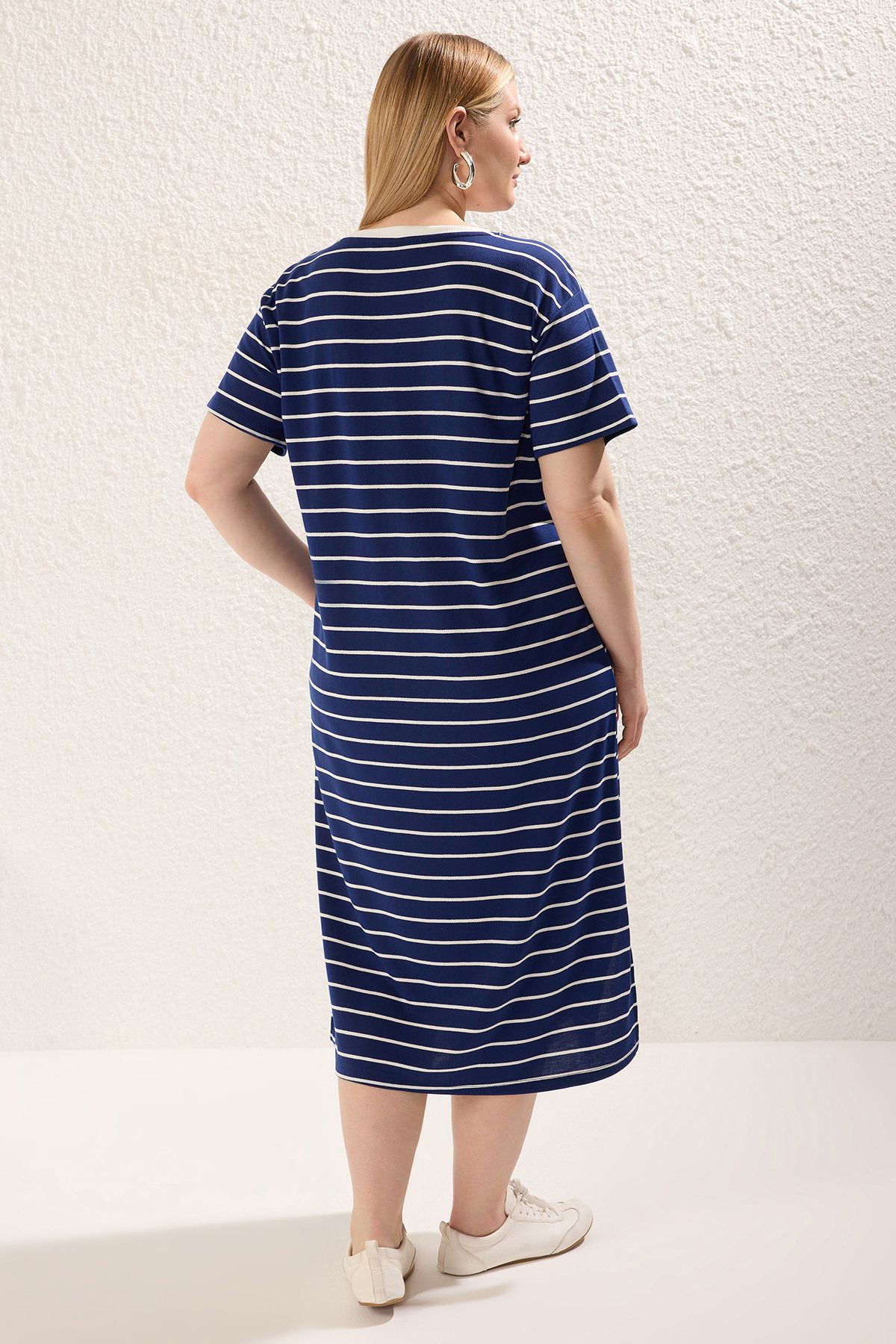 Trendyol Curve-Φόρεμα με ριγέ πλεκτό γιακά ποδηλάτου Navy Blue TBBSS25AH00087 5