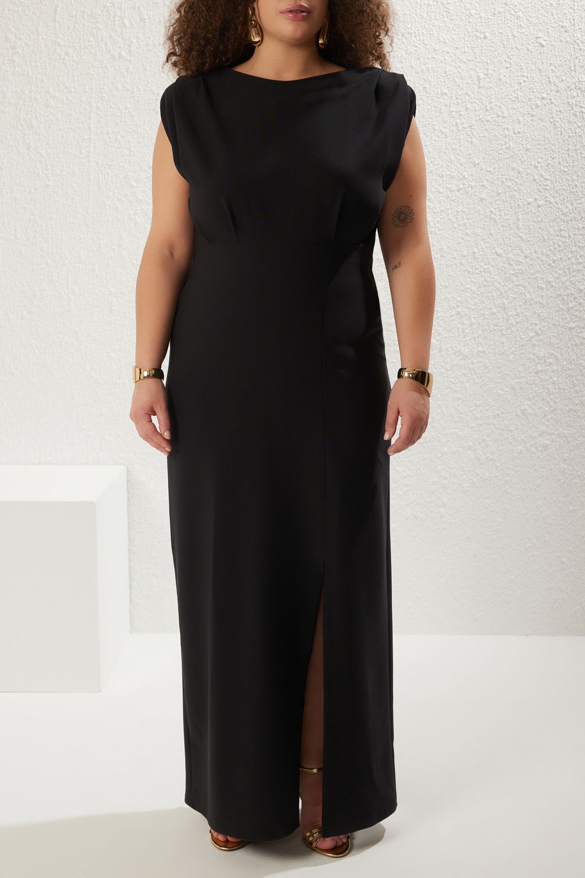 Trendyol Curve-Schwarzes Abendkleid mit Schlitz in Übergröße – TBBSS25AH00052 3