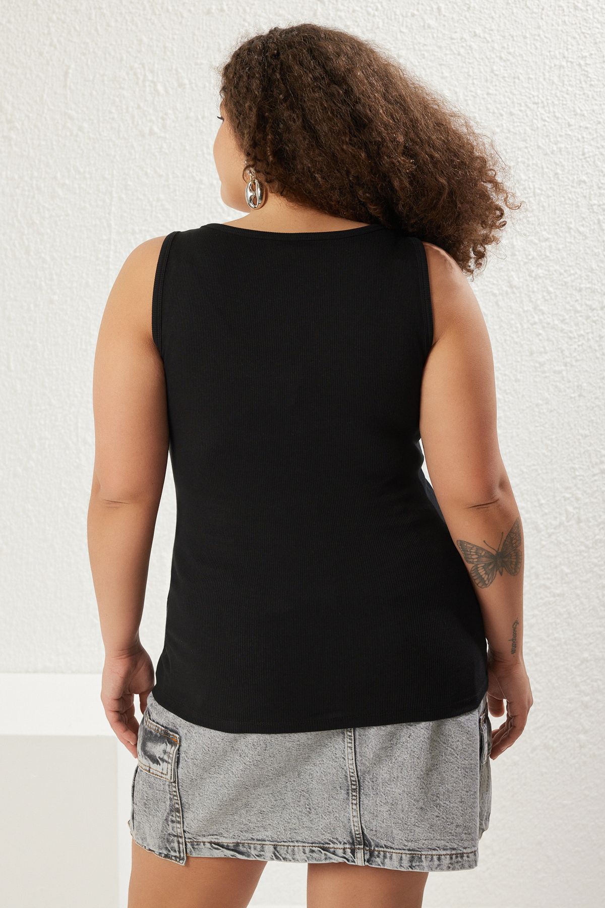 Trendyol Curve-قميص داخلي محبوك مقاس كبير - رقبة حمام سباحة سوداء مع تفاصيل أزرار TBBSS25CV00005 5