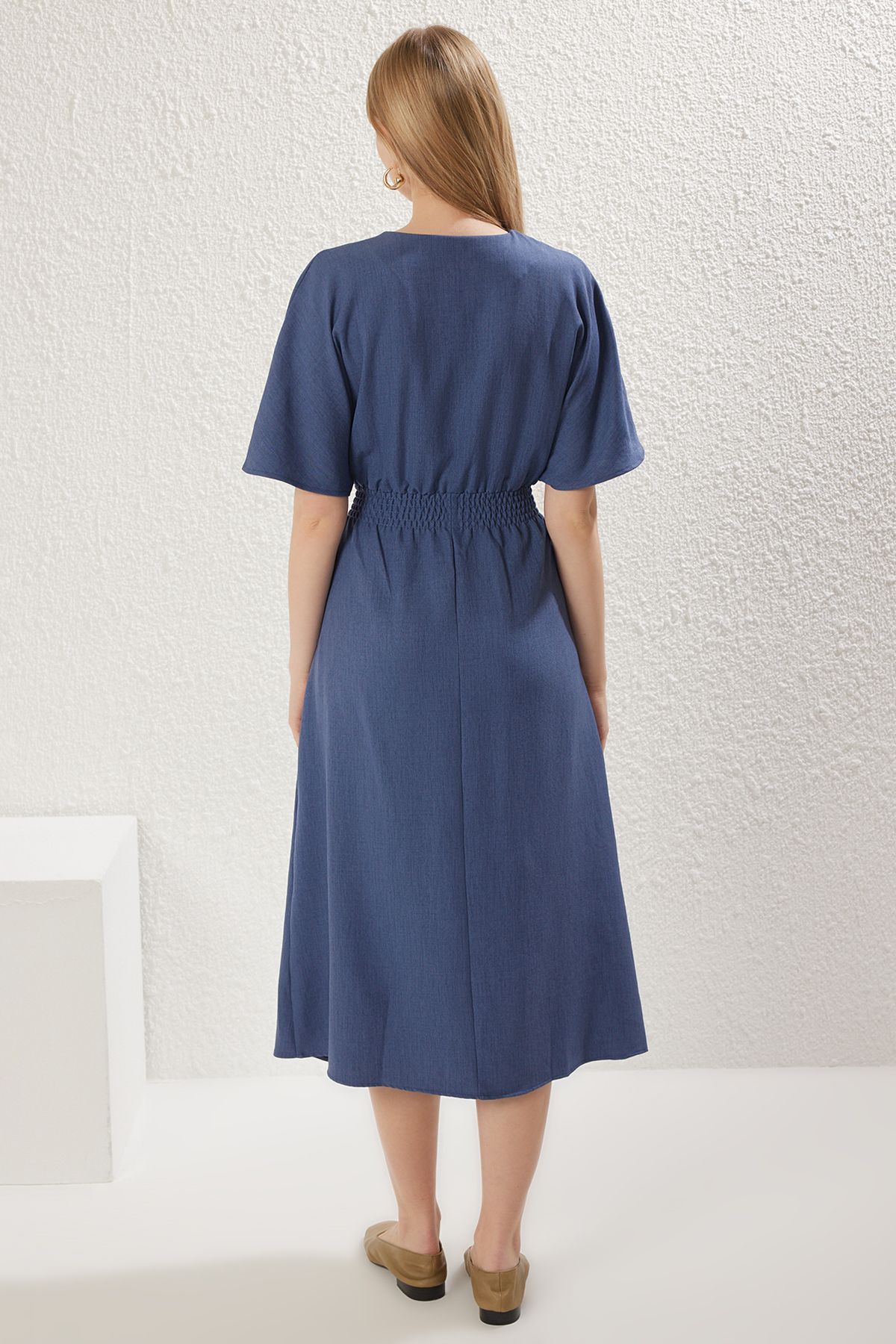 Trendyol Collection-Tmavě modré elastické midi tkané šaty s páskem do A TWOSS23EL01543 5