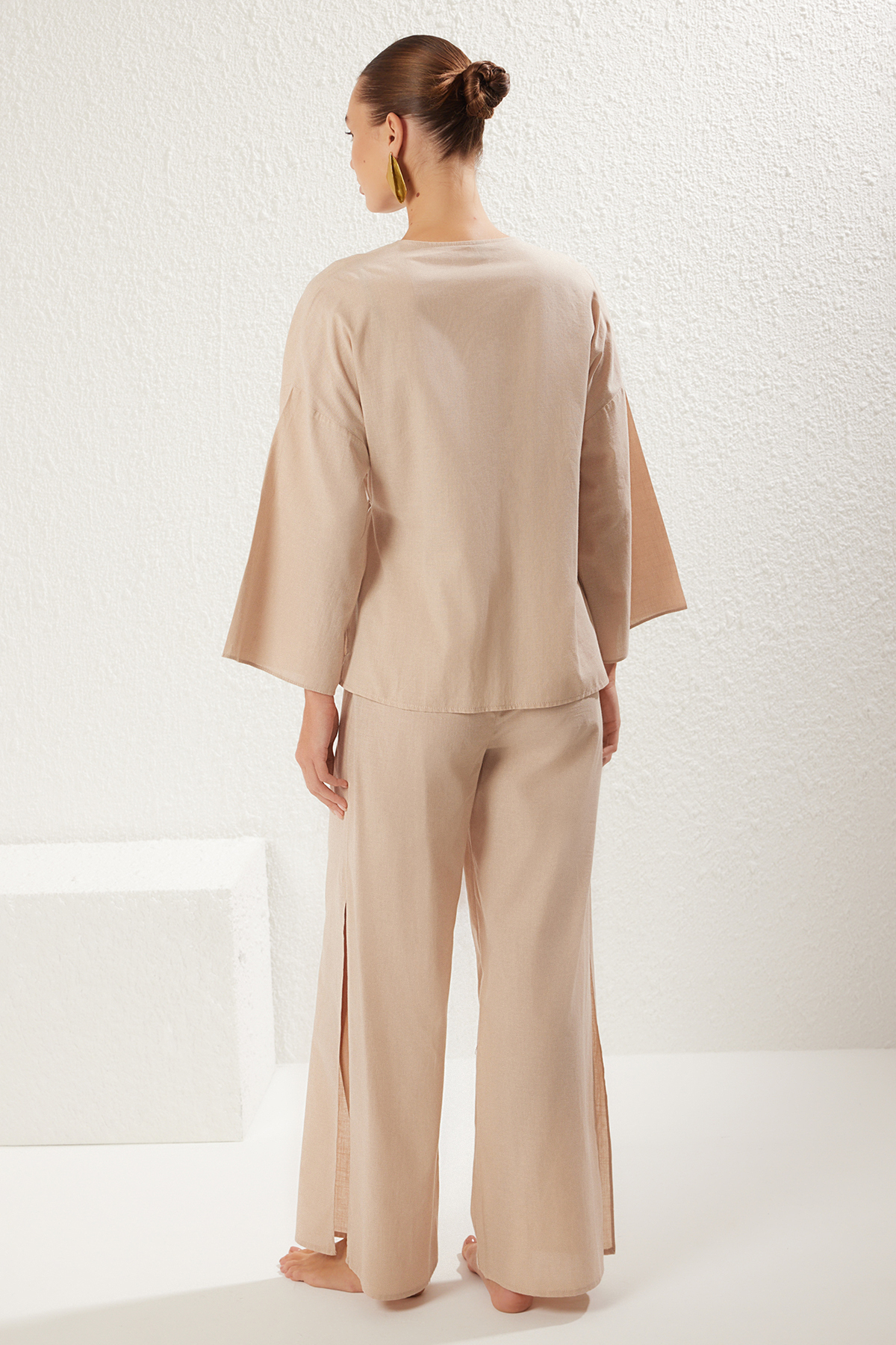 Trendyolmilla  Bej Dokuma Bağlama Detaylı Maxi Plaj Yüksek Bel Gömlek-Pantolon Takım TBESS25AU00007 - Görsel 5