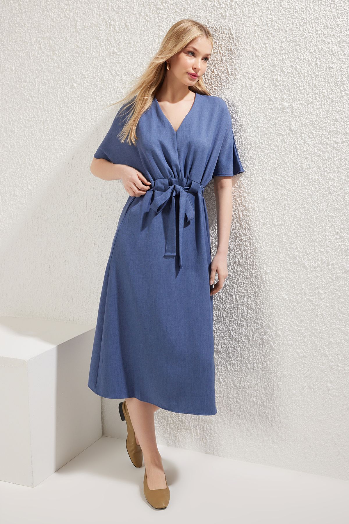Trendyol Collection-Tmavě modré elastické midi tkané šaty s páskem do A TWOSS23EL01543 2