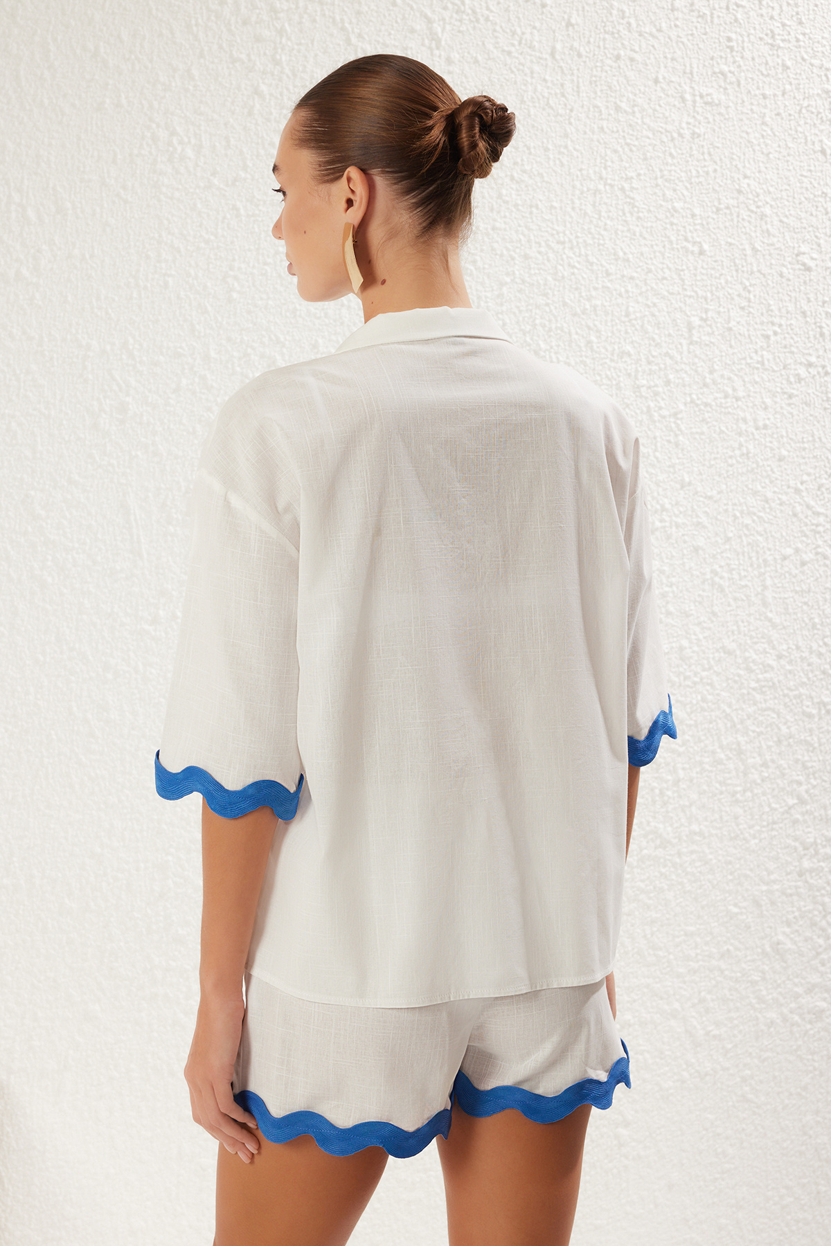 Trendyolmilla  Beyaz Mavi Şerit Aksesuarlı Plaj Gömlek-Şort Takım TBESS25AU00047 - Görsel 5