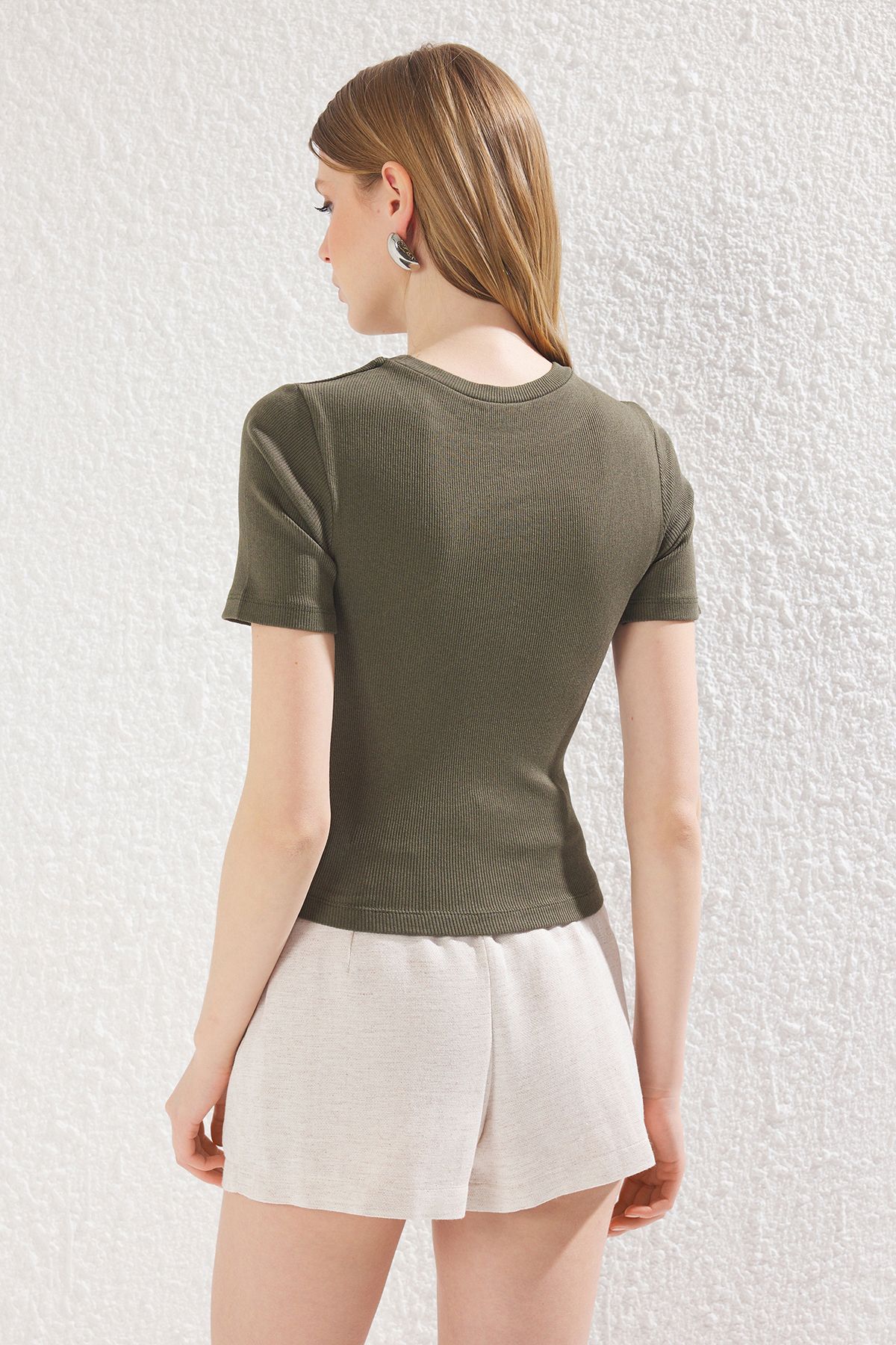 Trendyol Collection-Khaki Cut Out Detail Bodysitting Crew Neck Crop Ribbed Stretchy Knitted Blouse Twoss22Bz0355 5