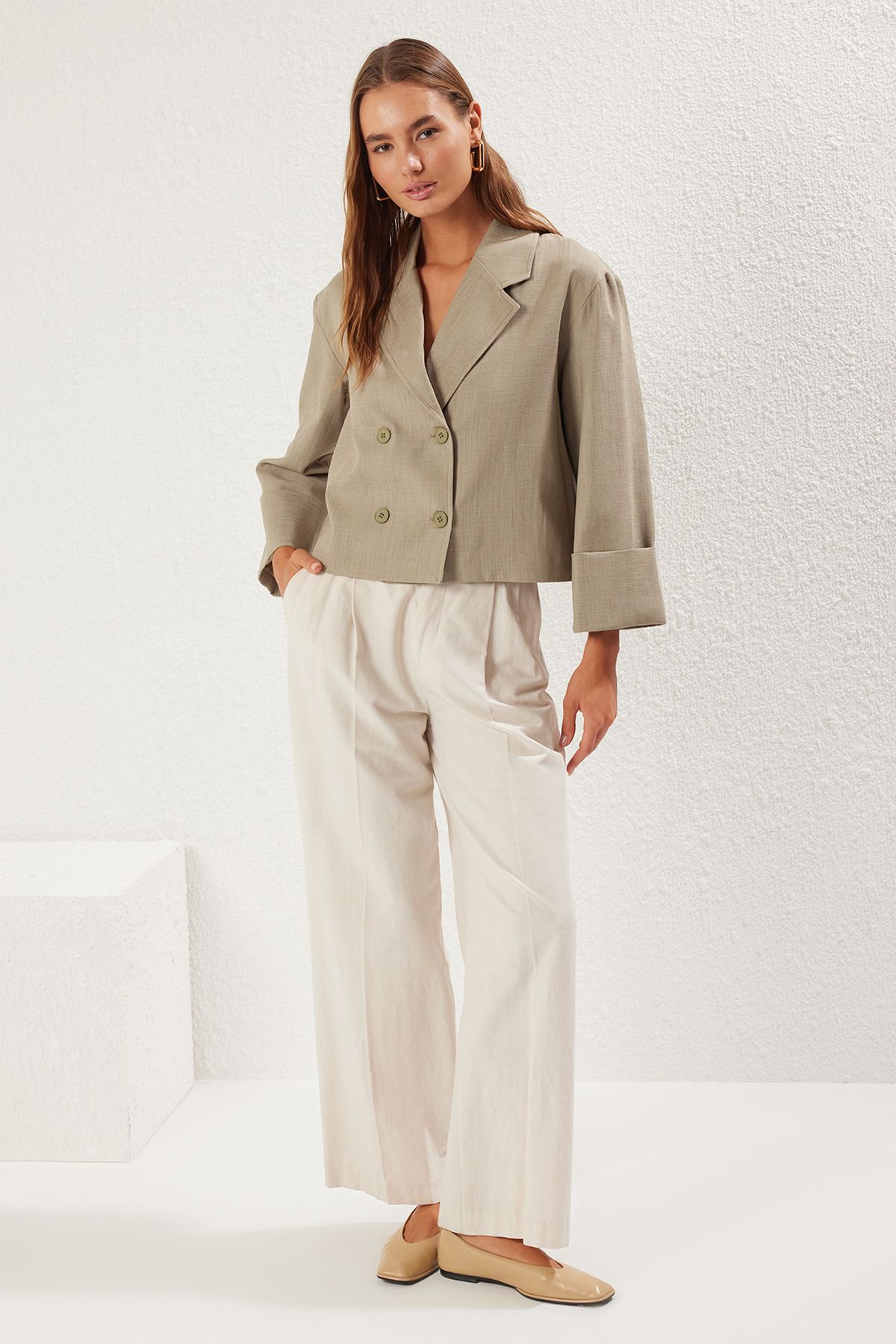 Trendyol Collection-Khakifarbene, zweireihige, übergroße Blazerjacke aus Leinen – TWOSS25BC00034 2