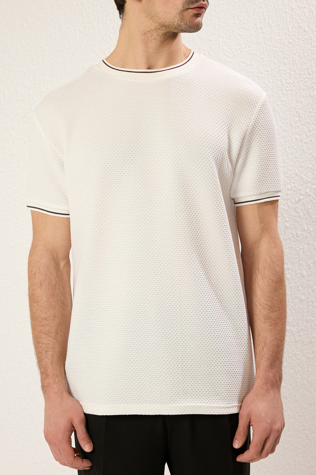 Trendyol Collection-Weißes, strukturiertes Strick-T-Shirt mit Band – reguläre Passform TMNSS25TS00042 6