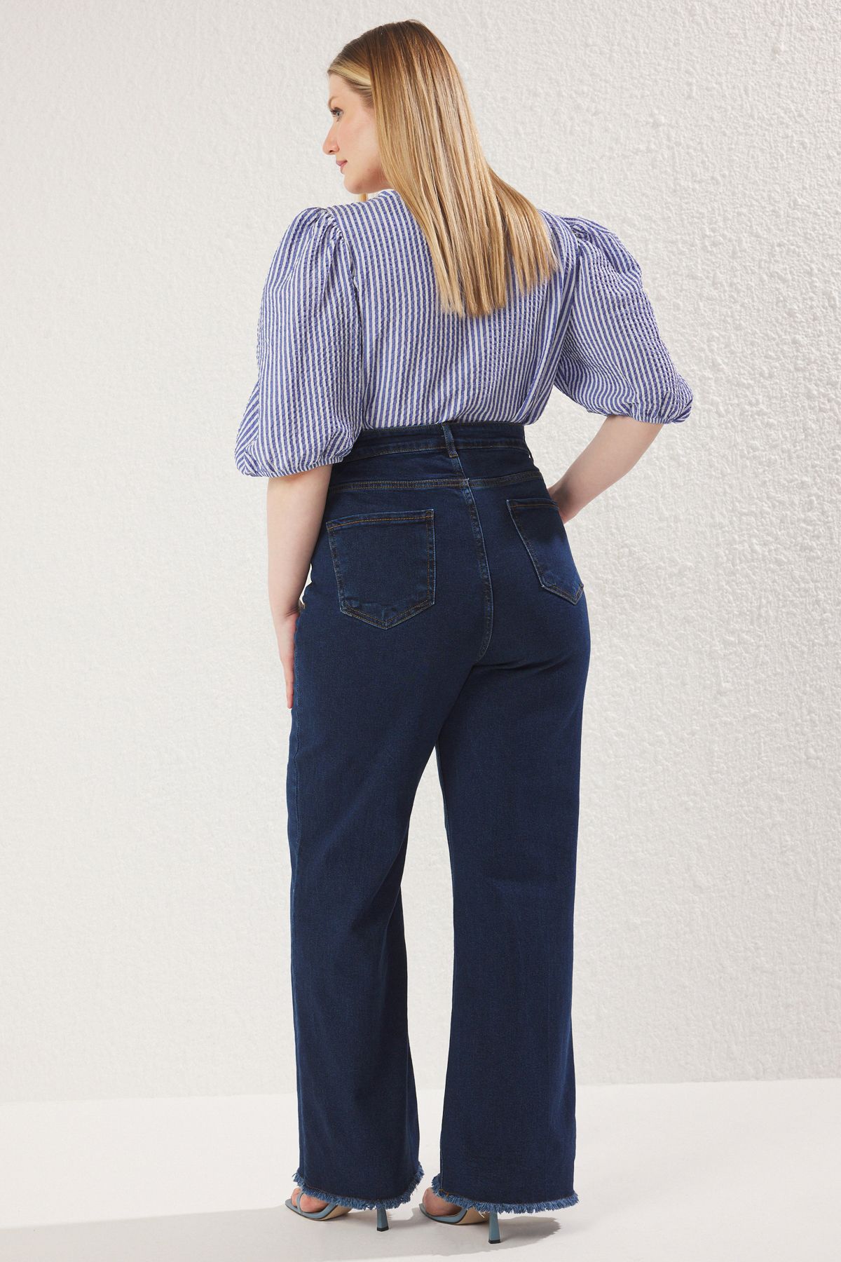 Trendyol Curve-Námořnická modř Vysoký pas Špinavý konec Detail Široké džíny Tbbss23Cj00009 5