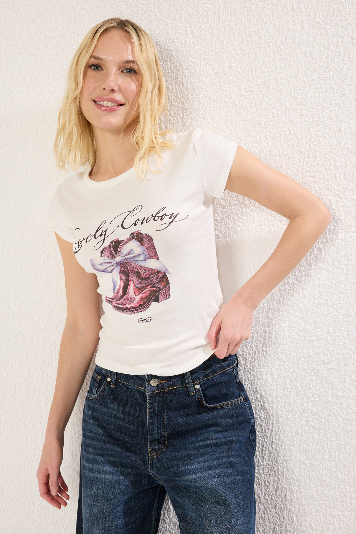 Trendyolmilla  Ekru Kovboy Baskılı Fitted/Vücuda Oturan Örme T-Shirt TWOSS25TS00008