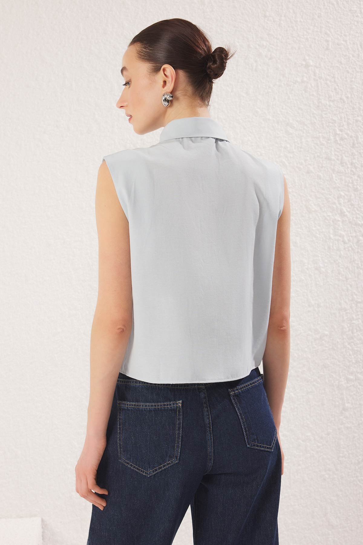 Trendyolmilla  Açık Mavi Utility Cep Detaylı Sıfır Kol Regular kalıp Dokuma Gömlek TWOSS25GO00041 - Görsel 9