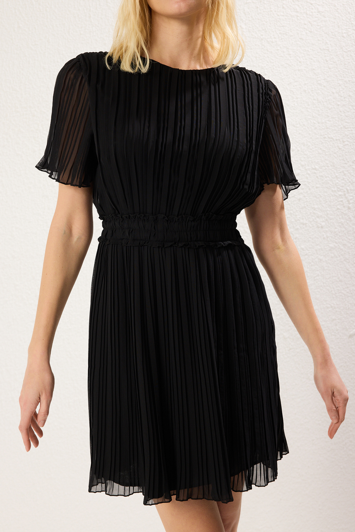 Trendyolmilla  Siyah Piliseli Astarlı Şifon Uçuş Uçuş Dokuma Mini Elbise TWOSS25EL00119 - Görsel 3