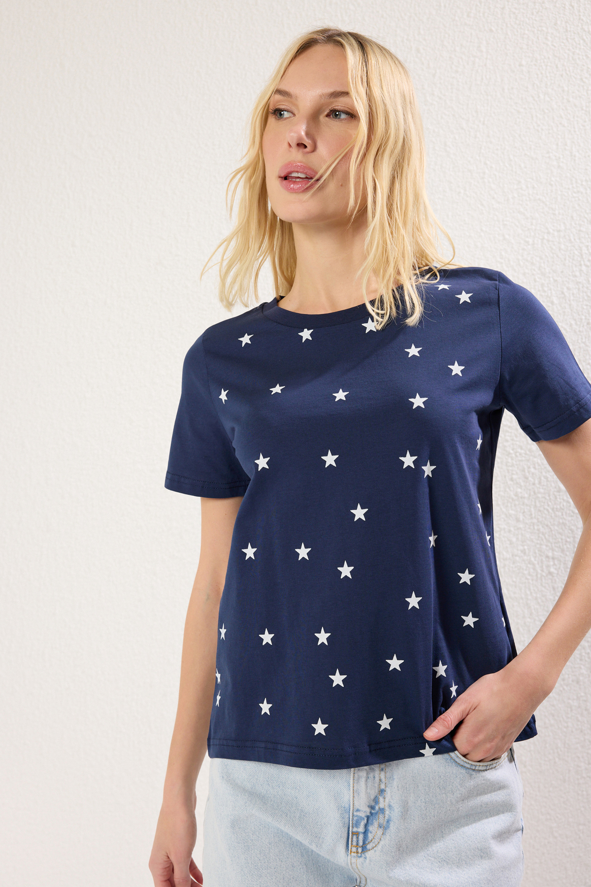 Trendyolmilla  Lacivert Kalın Pamuklu Varak Yıldız Baskılı Regular/Normal Kalıp Örme T-Shirt TWOSS20TS0757 - Görsel 2