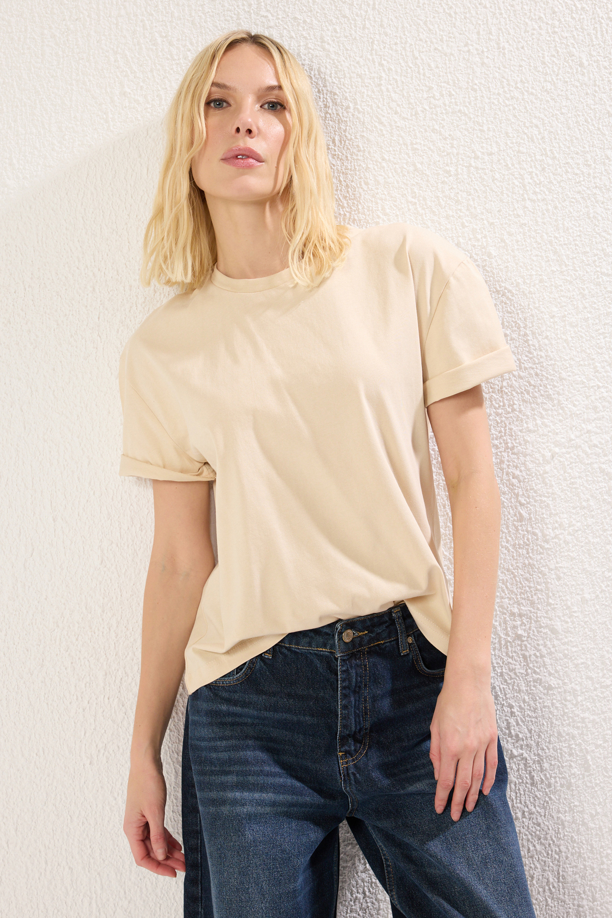 Trendyolmilla  Taş %100 Kalın Pamuklu Sırt Baskılı Relaxed Rahat Kesim Örme T-Shirt TWOSS23TS00374 - Görsel 3